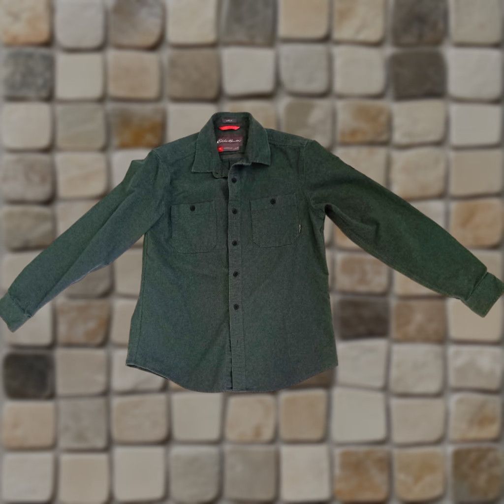 Eddie Bauer VINTAGE Eddie Bauer Button-Up Shirt Mountain OPS Greem Cotton Chamois Medium Green Long Sleeve Solid Casual Men's Women Unisex Adults Pocketed Size US M / EU 48-50 / 2 - 1 Thumbnail