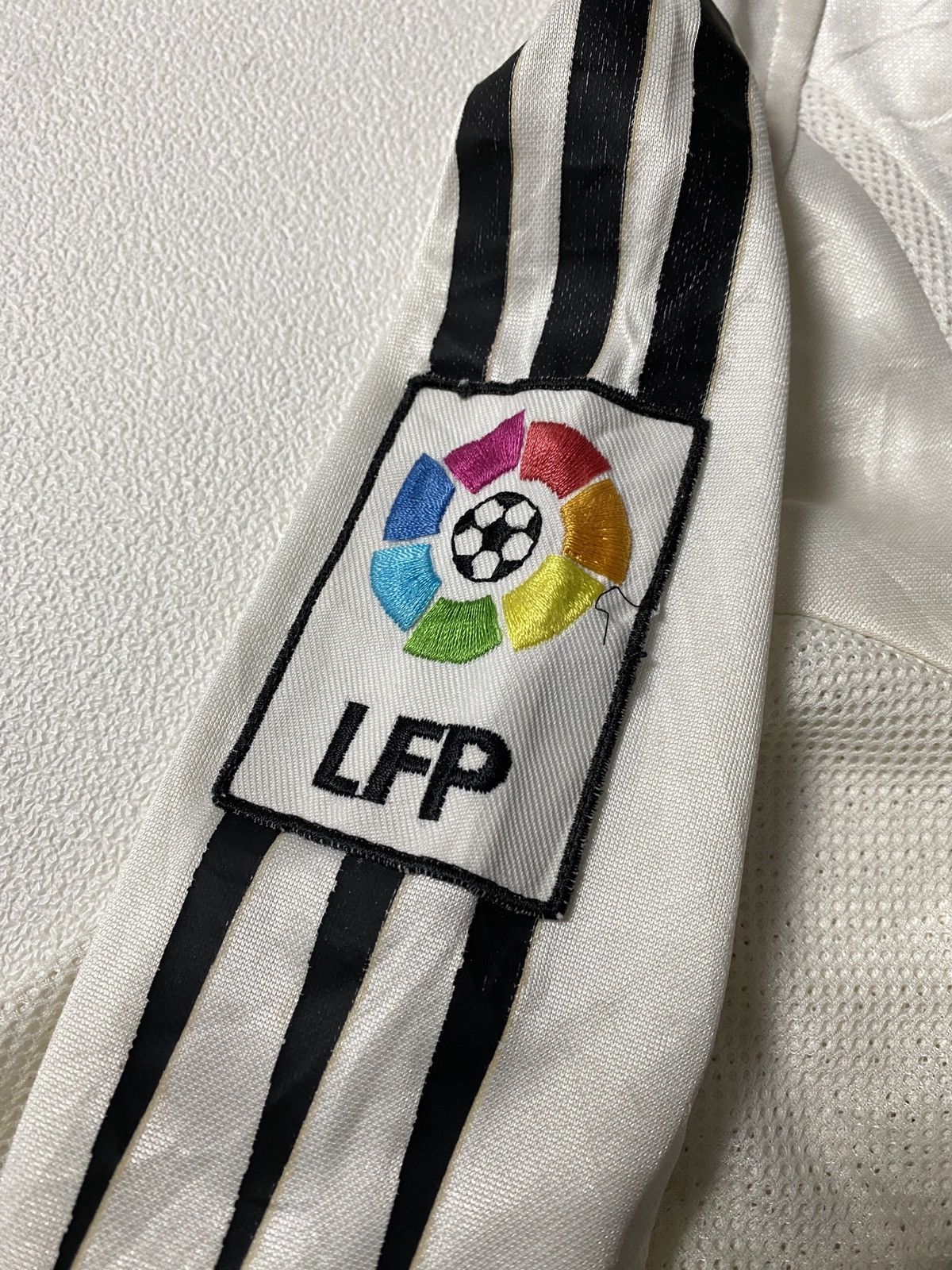 Adidas VINTAGE 2003 ADDIAS REAL MADRID RAUL HOME JERSEY Size US S / EU 44-46 / 1 - 7 Thumbnail