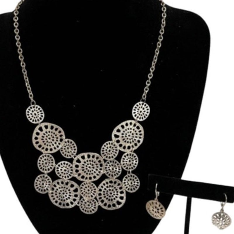 Other Sand Dollar Medallion Silver Statement Necklace Earrings Set Size ONE SIZE - 2 Thumbnail