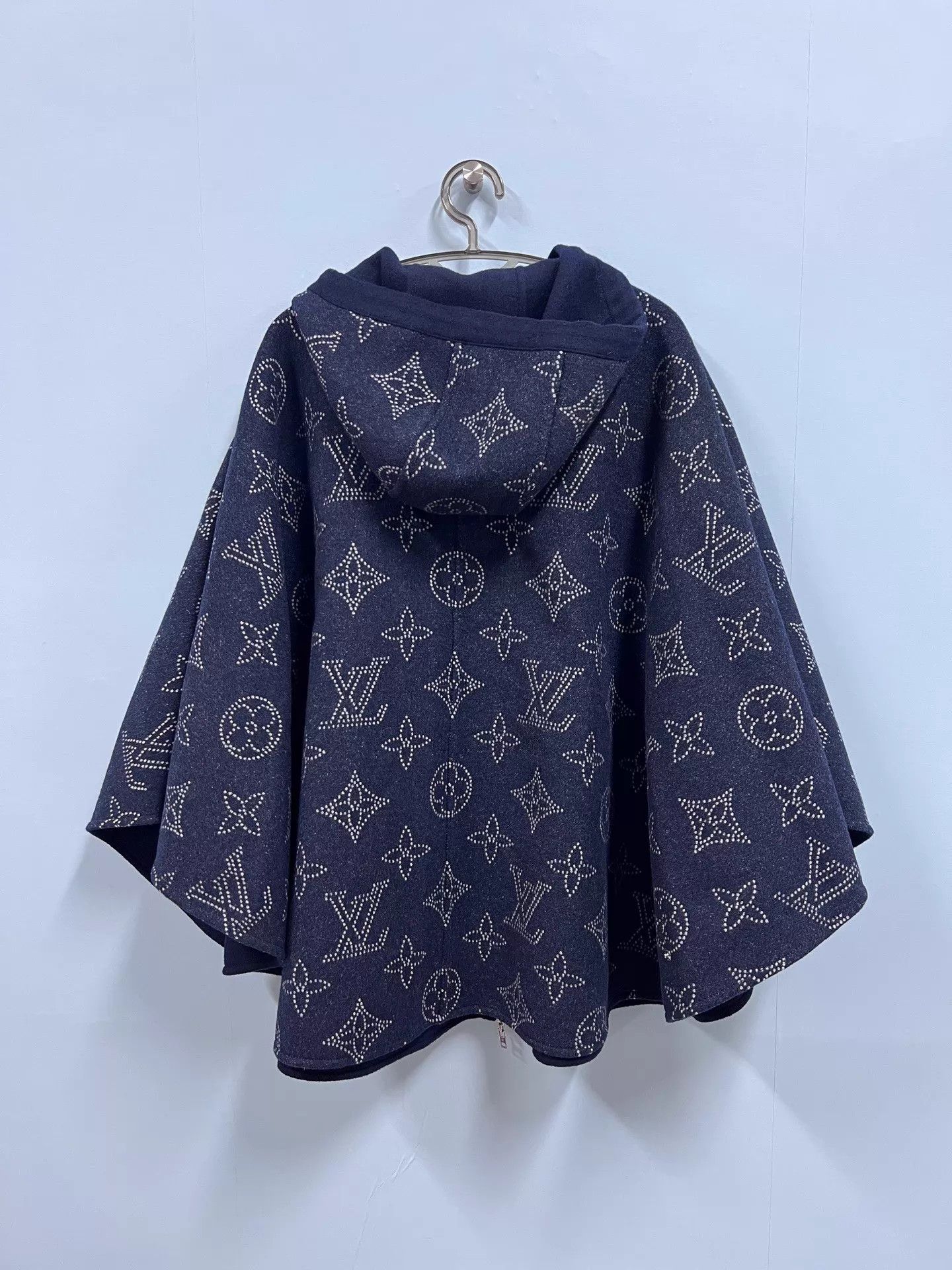 Louis Vuitton LV Mint Navy Monogram Print Reversible Cloak Size ONE SIZE - 5 Thumbnail