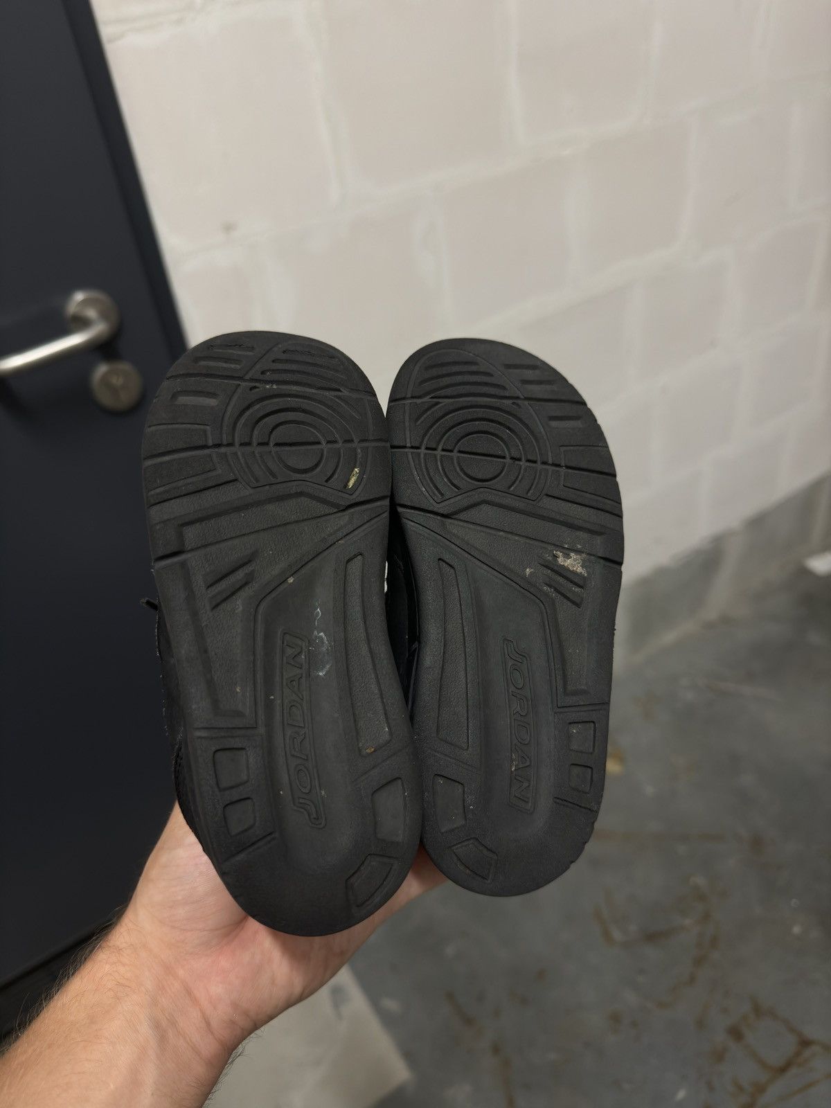 Jordan Brand Nike Jordan Kids black sneakers buty shoes AQ9215-001 Size US 5 / EU 37 - 6 Thumbnail