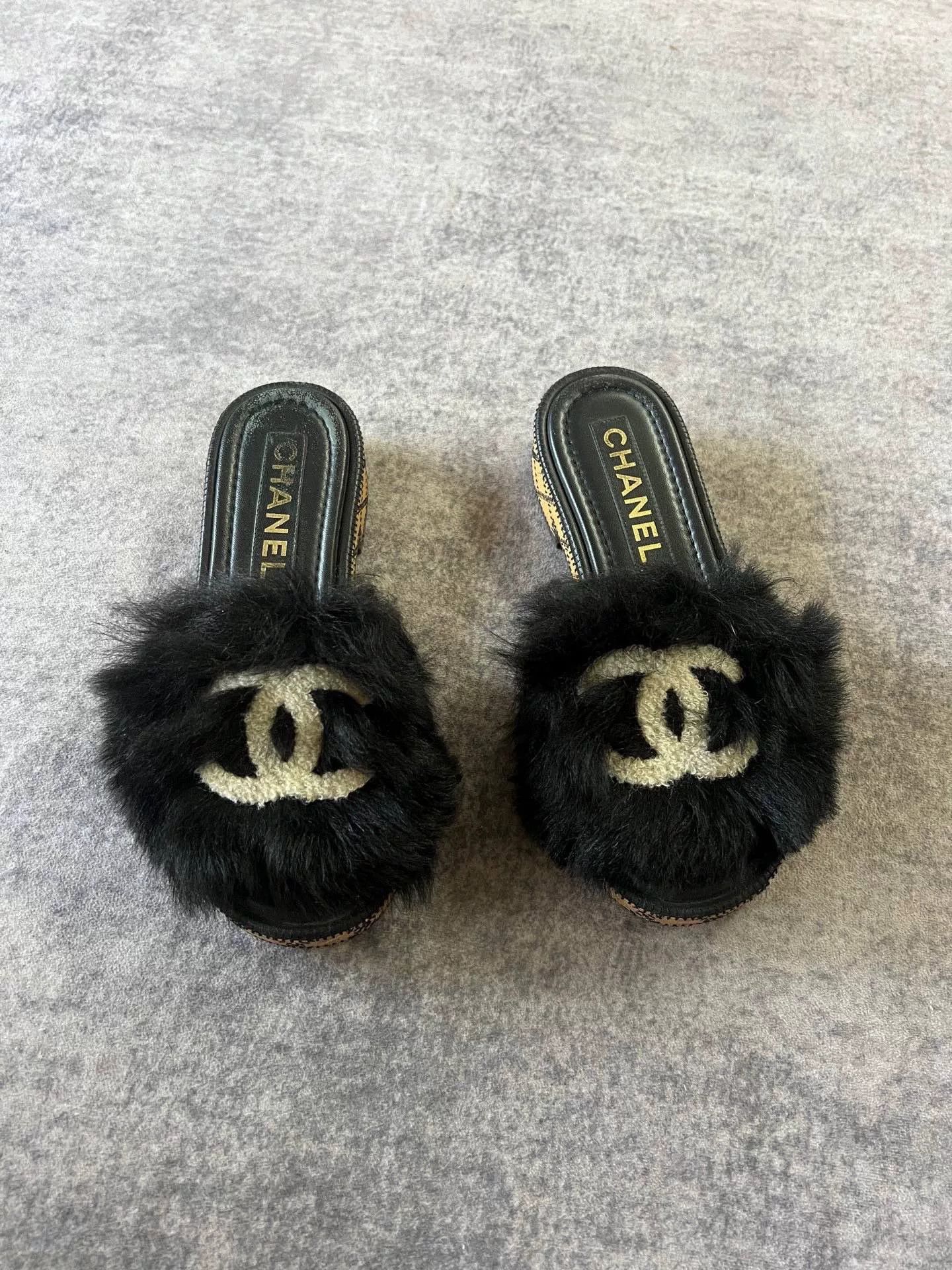 Chanel Chanel Furry Logo Slippers Size US 6 / IT 36 - 1 Thumbnail