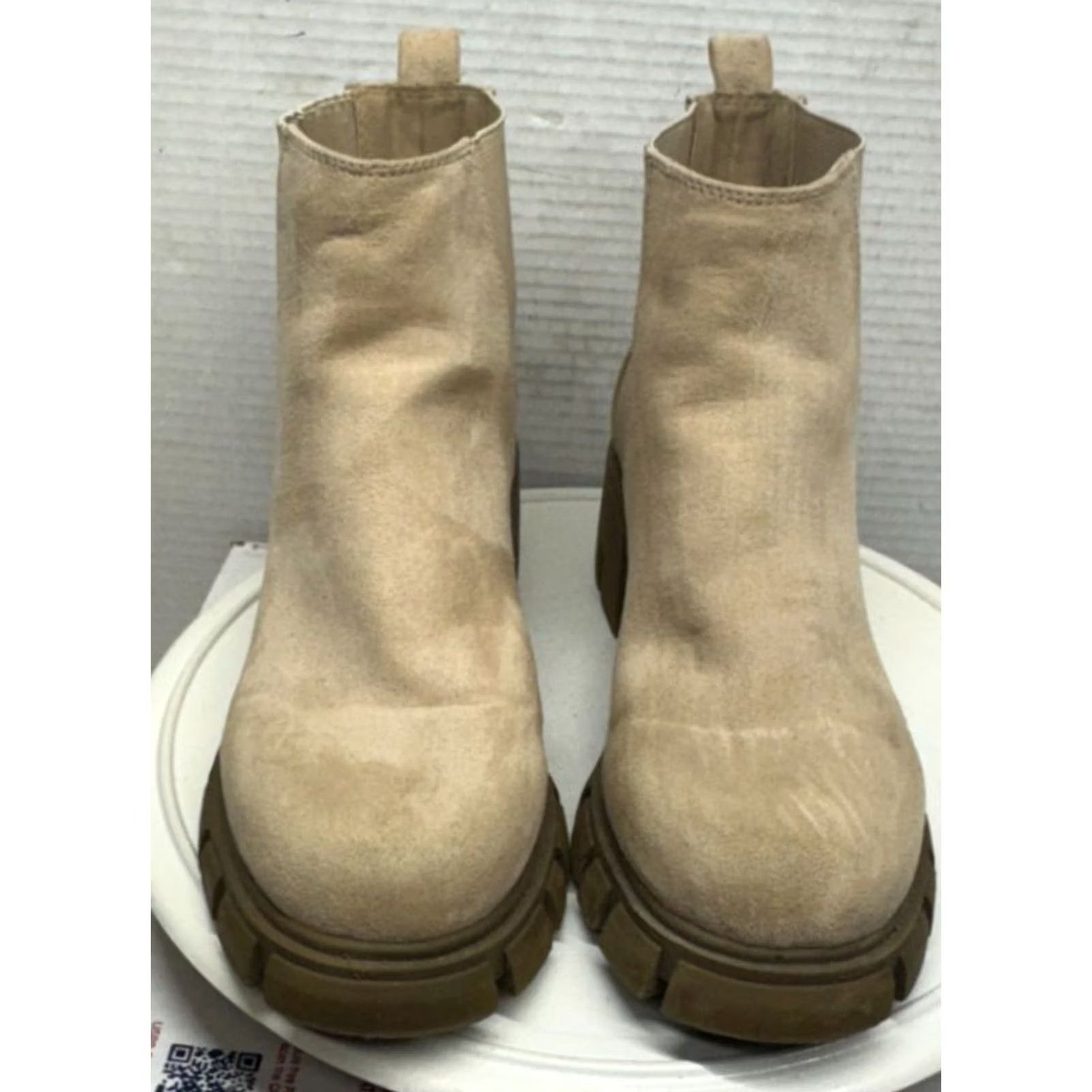 Guess Guess Chelsea Boots Suede Booties Pull On 2.5" Lug Soles Light Beige Womens 6.5 Size US 7 / IT 37 - 3 Thumbnail