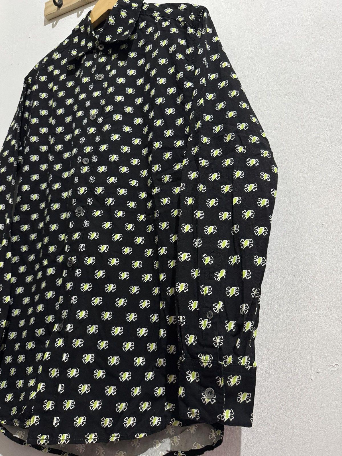 Undercover 01ss UNDERCOVER CHAOTIC DISCORD THUNDER/CROSSBONE SHIRT Size US M / EU 48-50 / 2 - 4 Thumbnail