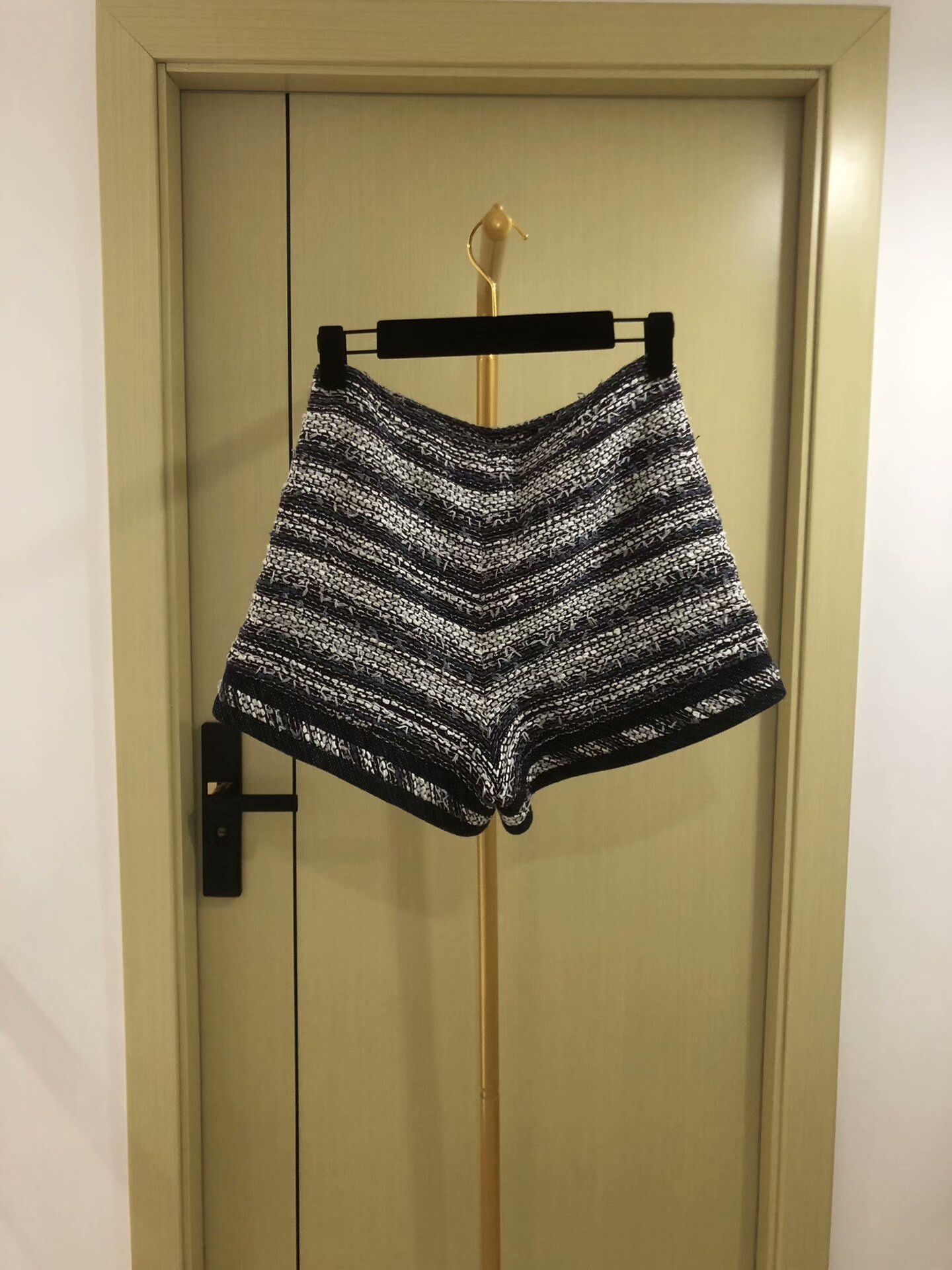 Chanel Chanel Tweed Shorts Authentic Women's Wear Size 27" / US 4 / IT 40 - 1 Thumbnail