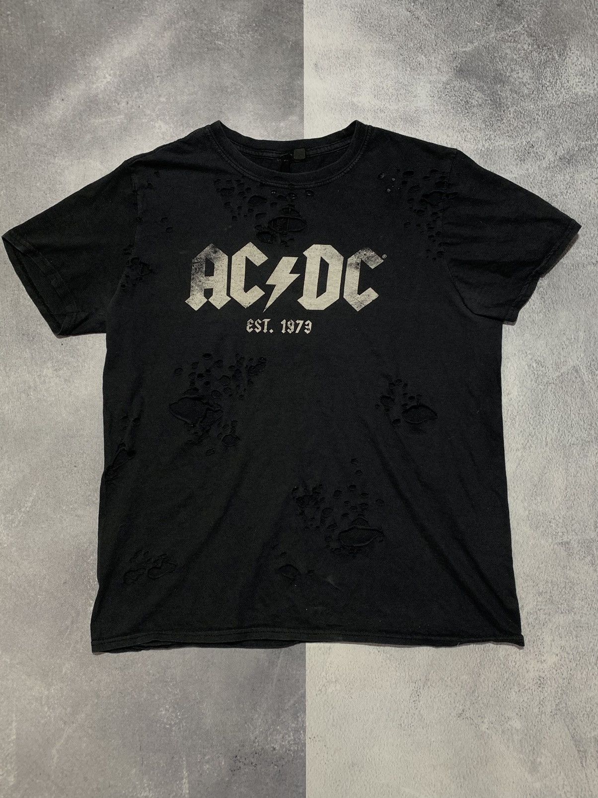 Band Tees × Vintage Vintage Y2K AC/DC distressed band tee big logo style size M Size US M / EU 48-50 / 2 - 1 Thumbnail