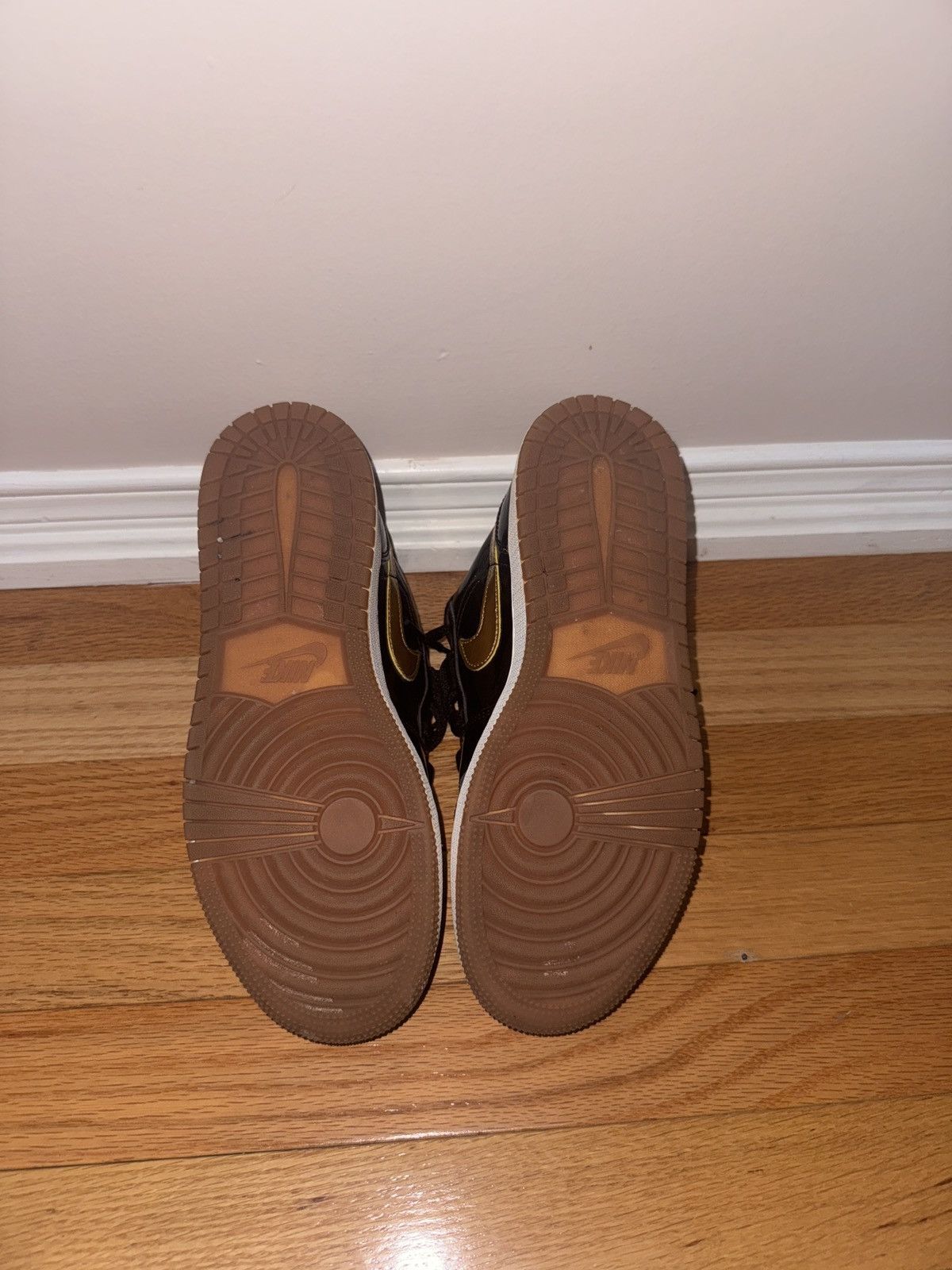 Jordan Brand Jordan 1 Low GS (Metallic Gold) Size US 6 / EU 39 - 4 Thumbnail