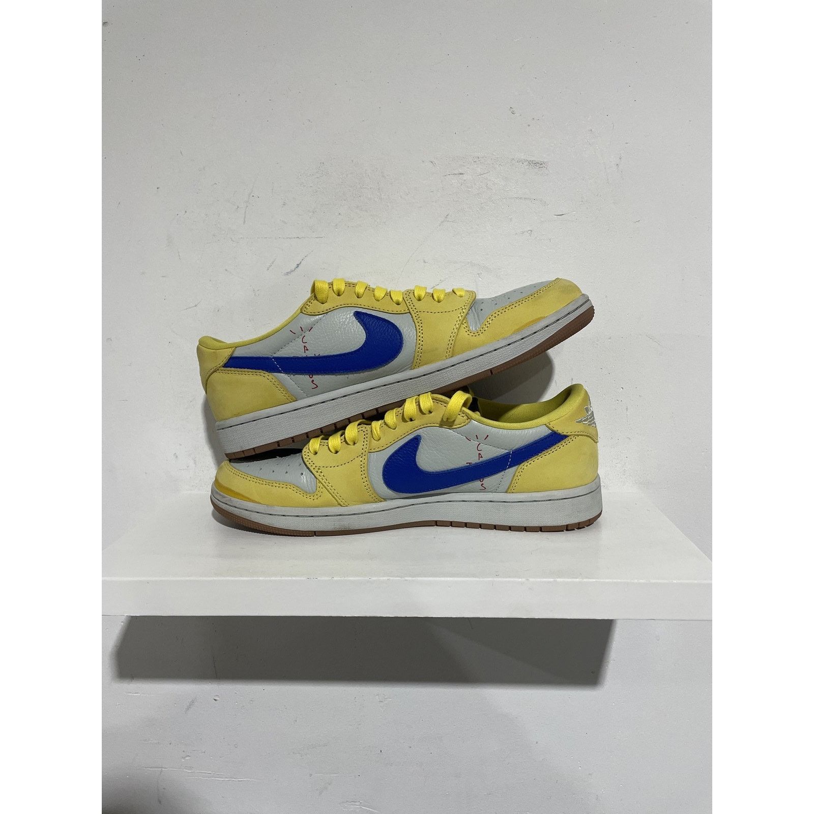 Nike JORDAN 1 RETRO LOW OG TRAVIS SCOTT CANARY(11.5 W) PREOWNED Size US 11.5 / IT 41.5 - 2 Thumbnail