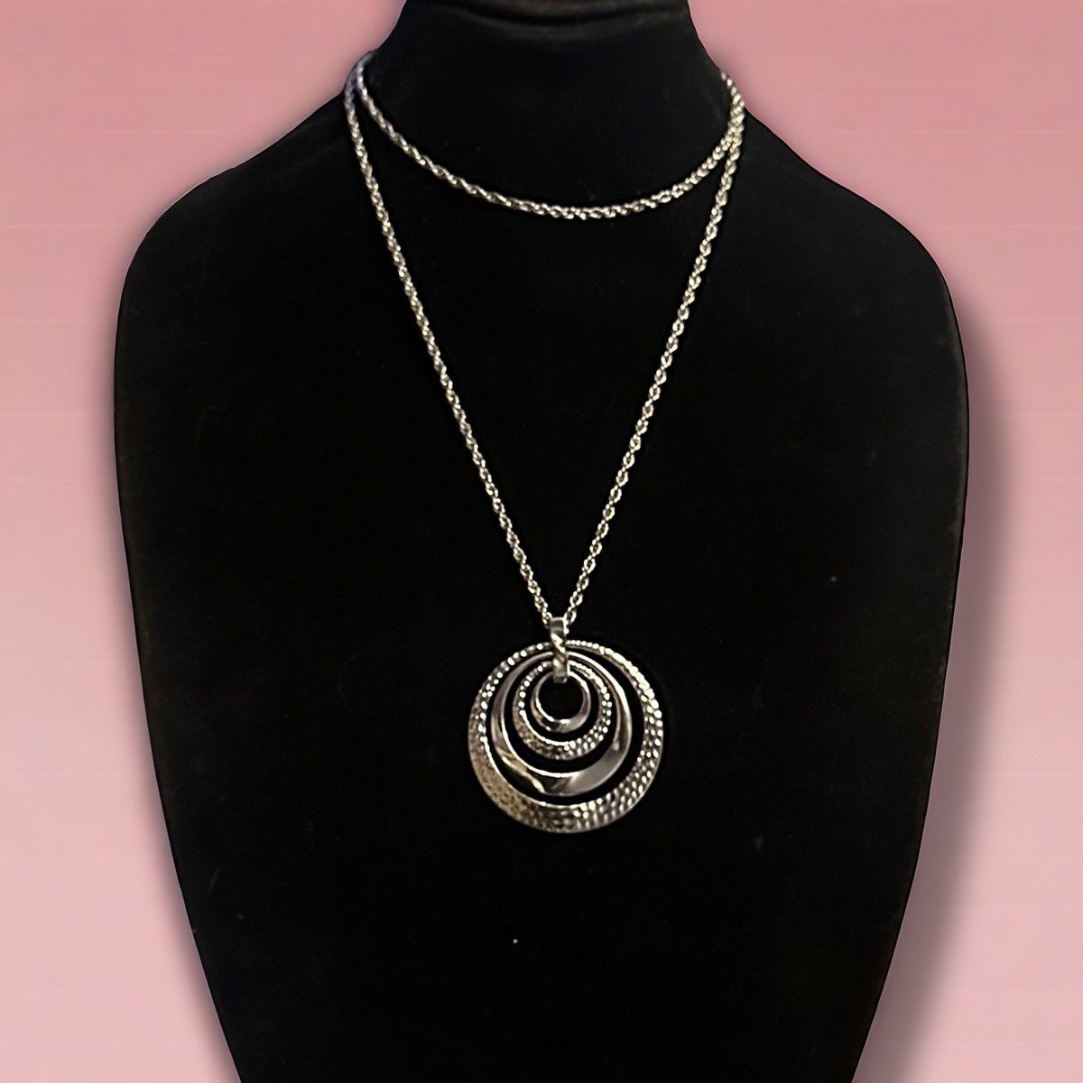 Other Silver tone hammered concentric circular pendant necklace Size ONE SIZE - 1 Thumbnail