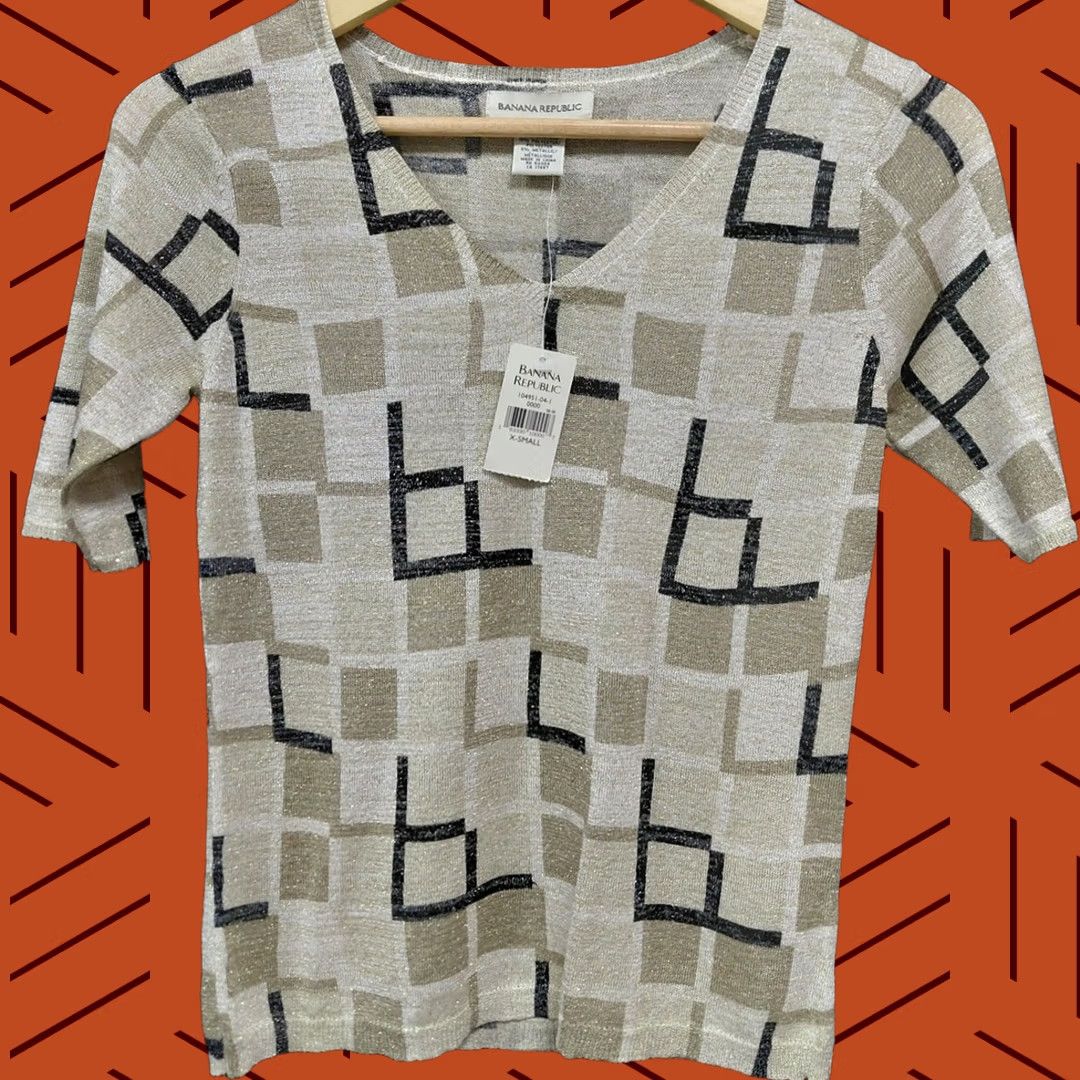 Banana Republic NWT Banana Republic Silk Blend Top Beige Geometric Print Short Sleeve V-Neck Knit Blouse XS Womens Size XS / US 0-2 / IT 36-38 - 1 Thumbnail