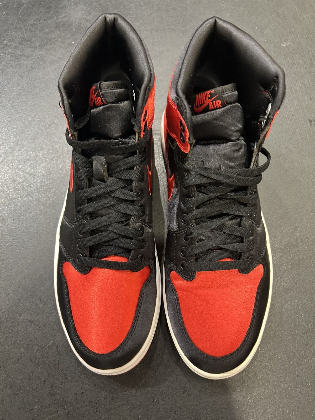 Jordan Brand Jordan 1 Retro ‘Satin Banned’ Numbered Pair Size US 10.5 / EU 43-44 - 6 Thumbnail
