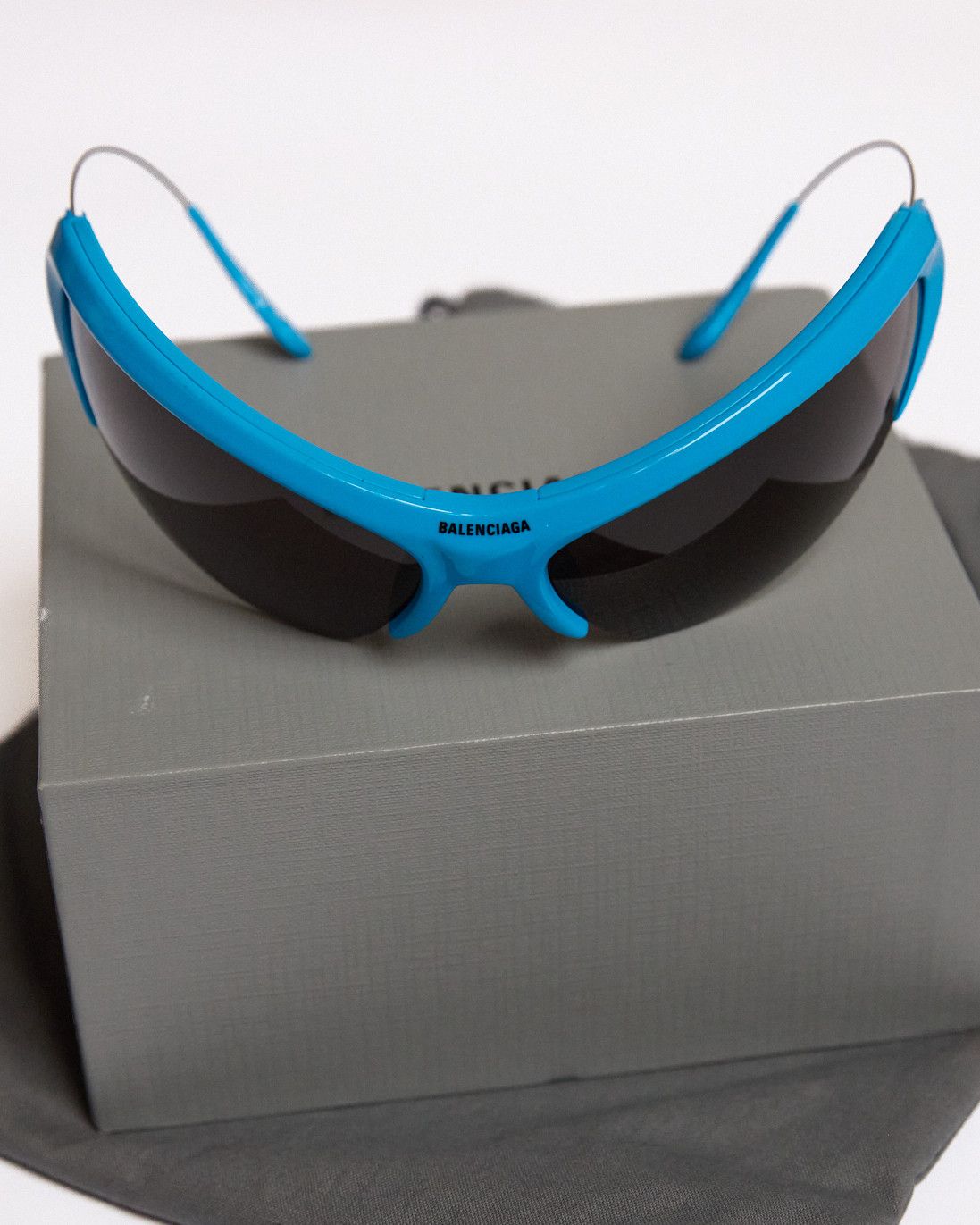 Balenciaga BALENCIAGA FW22 Blue Wire Cat-Eye Sunglasses Size ONE SIZE - 1 Thumbnail