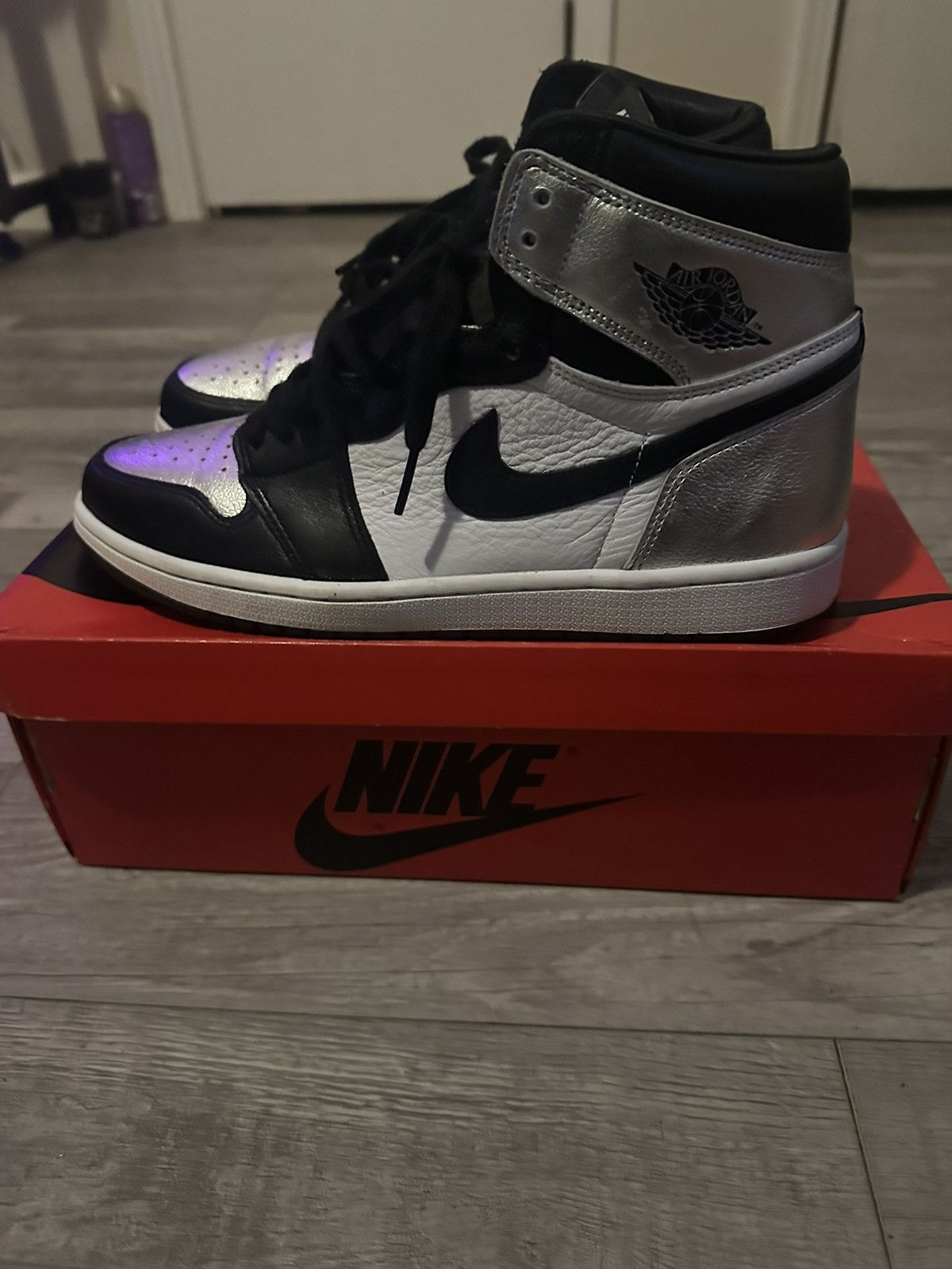 Jordan Brand × Nike WMNS Air Jordan 1 High OG Metallic “Silver Toe” Size US 11.5 / IT 41.5 - 7 Thumbnail
