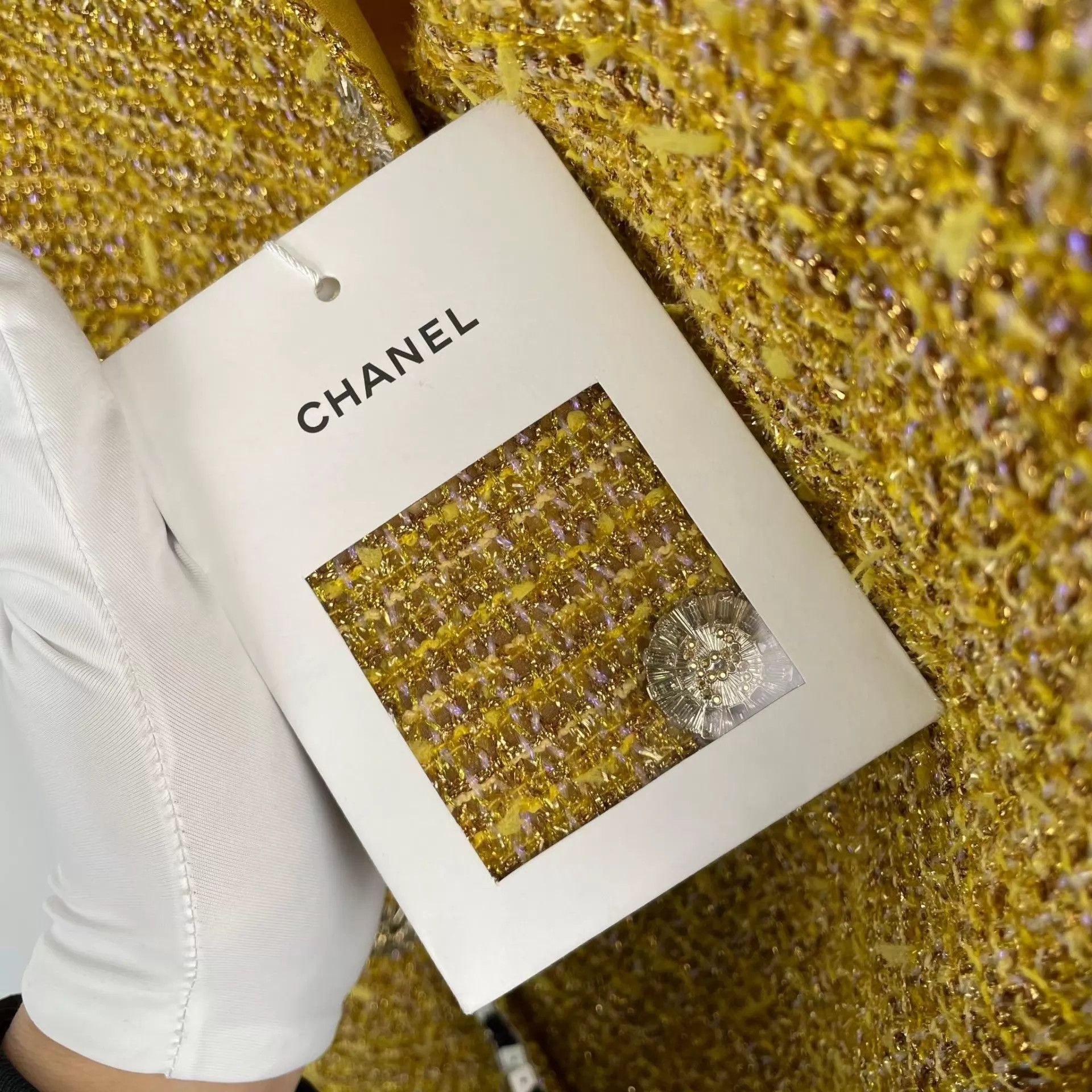 Chanel Chanel 23C Yellow Gold Iridescent Tweed Jacket Size 36 Size XS / US 0-2 / IT 36-38 - 3 Thumbnail