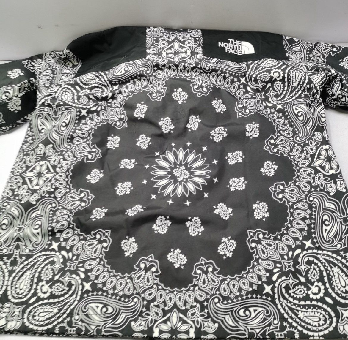 Supreme × The North Face Supreme x The North Face Bandana Mountain Jacket Size US L / EU 52-54 / 3 - 12 Thumbnail