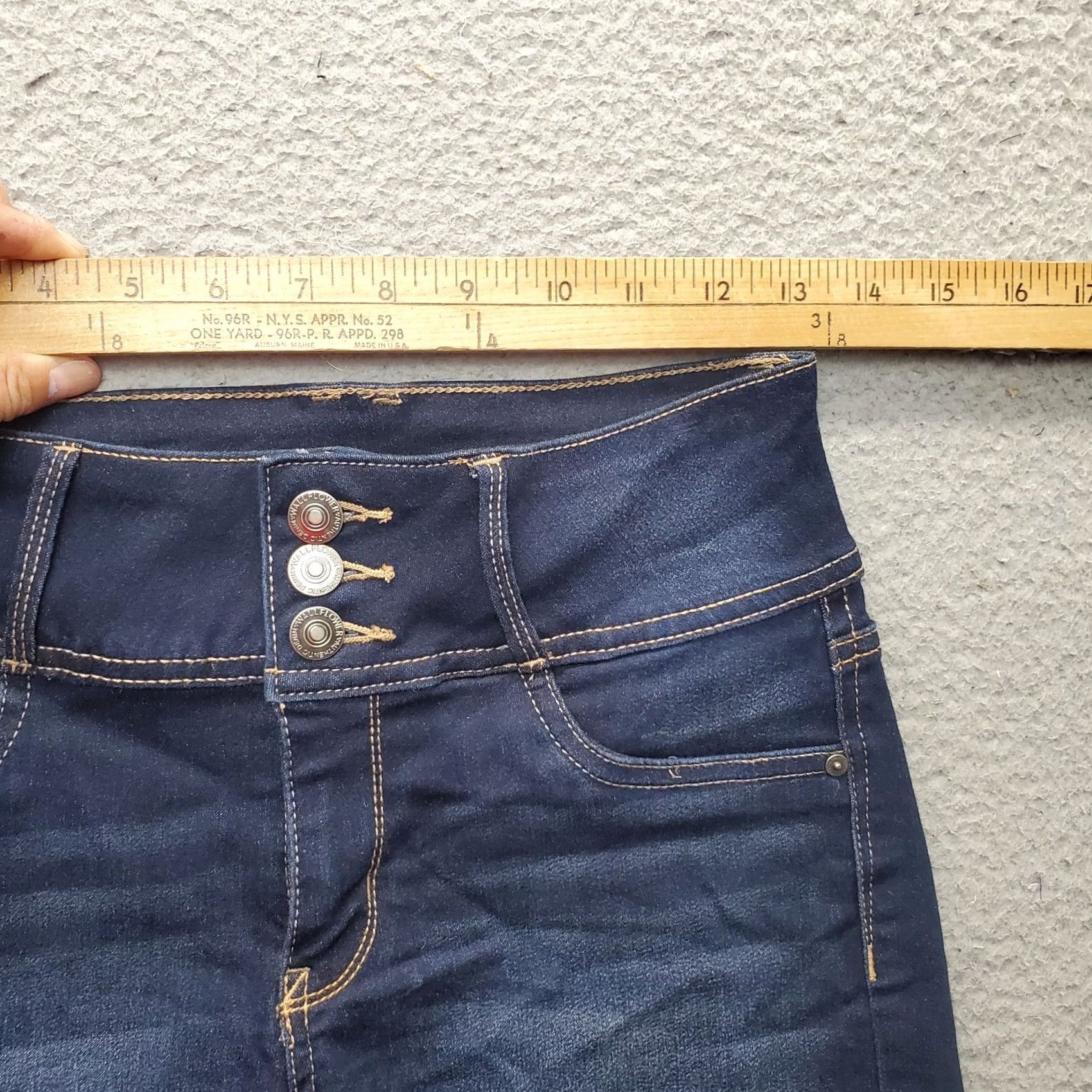 Vintage Wallflower Jeans Wallflower Jean Shorts Womens Size 5 Blue Denim Frayed Hem Whiskered Button Fly - Casual Beach Outfit - Juniors Size 5 Womens Size 27" / US 4 / IT 40 - 4 Thumbnail