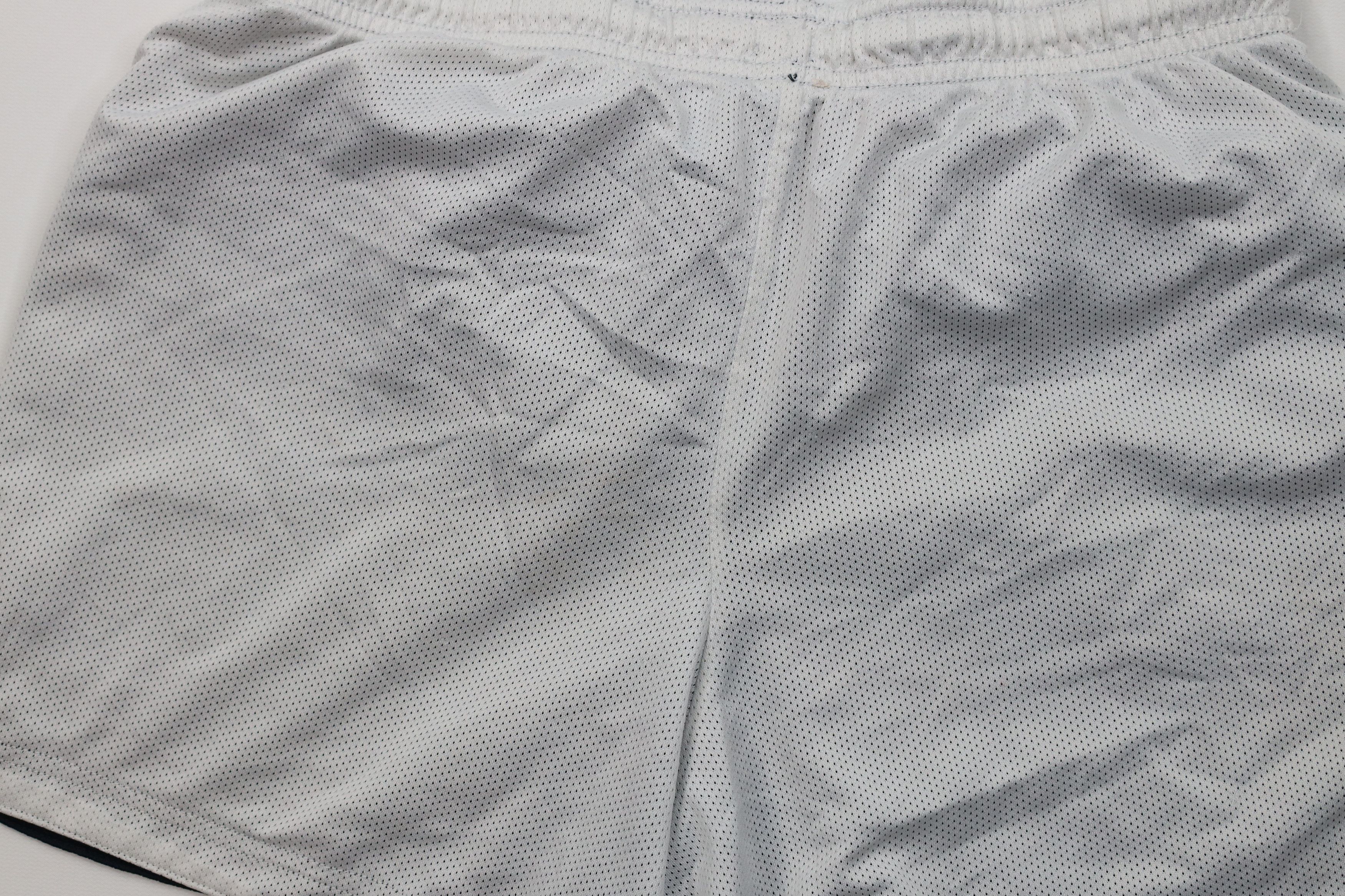 Nike Vintage Nike Reversible Mini Swoosh Running Soccer Shorts Size 28" / US 6 / IT 42 - 5 Thumbnail