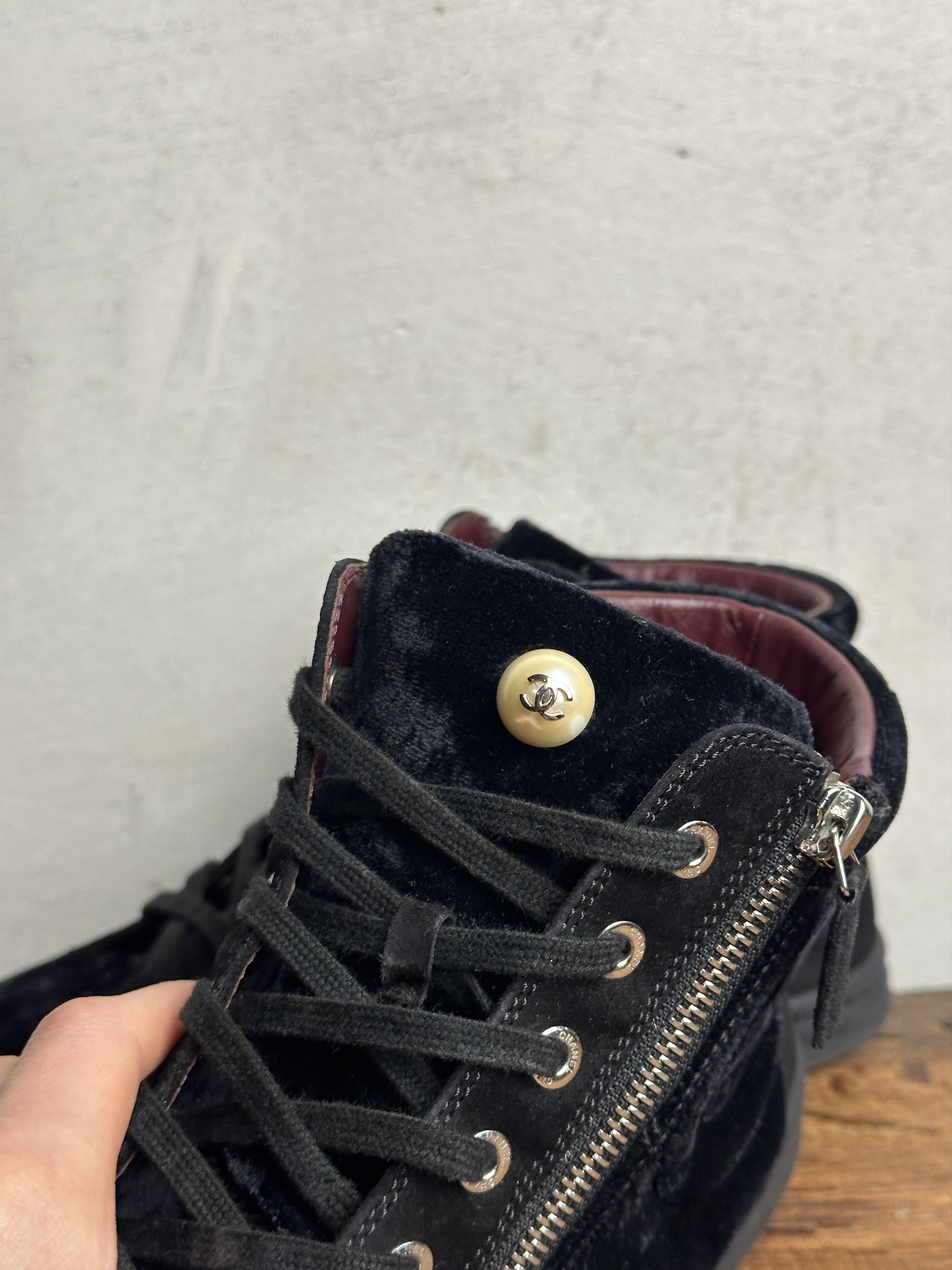 Chanel Chanel Velvet Pearl Logo Sneakers Size US 9 / IT 39 - 8 Thumbnail