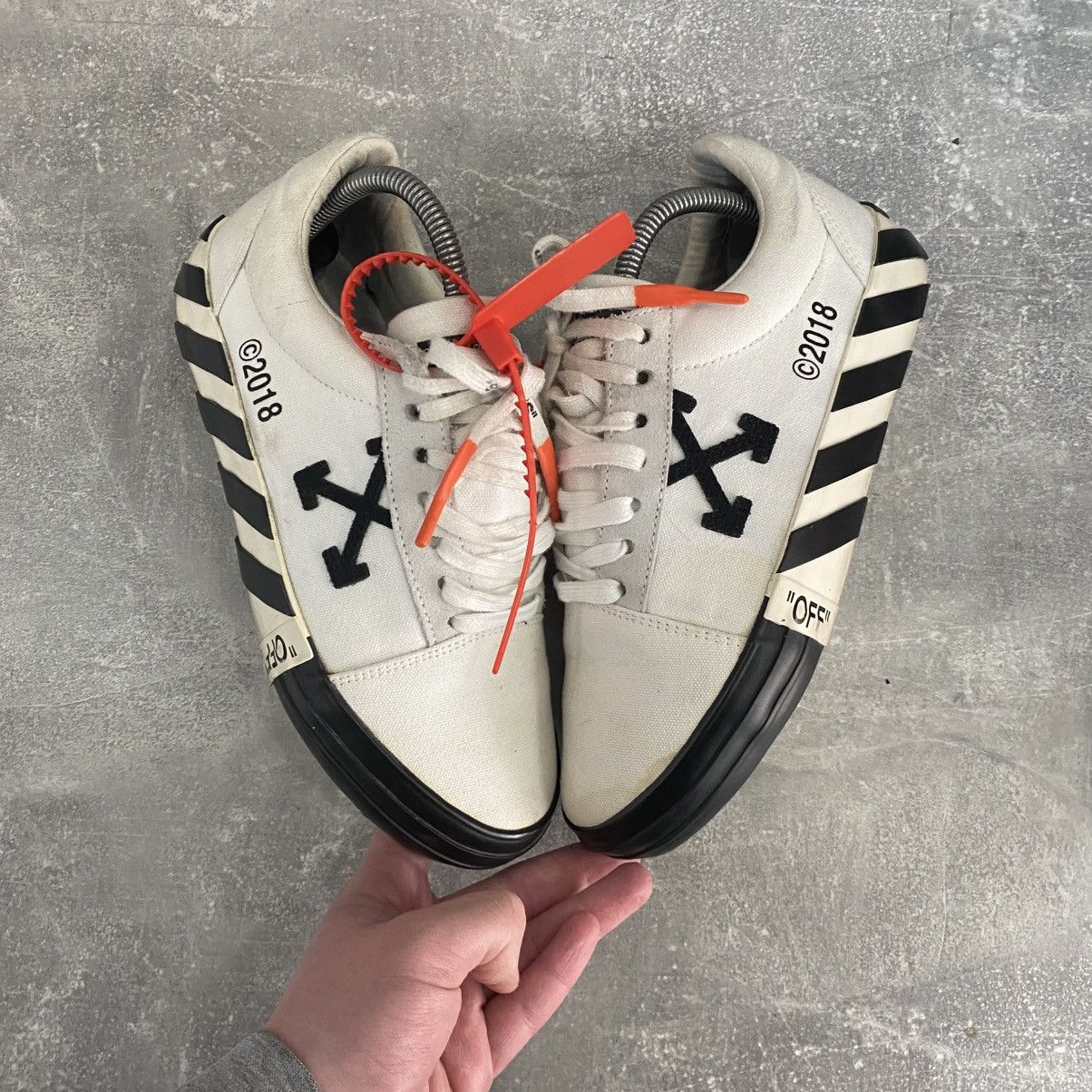 Off-White Off-White Vulcanized Low Sneakers Size US 8 / IT 38 - 2 Thumbnail