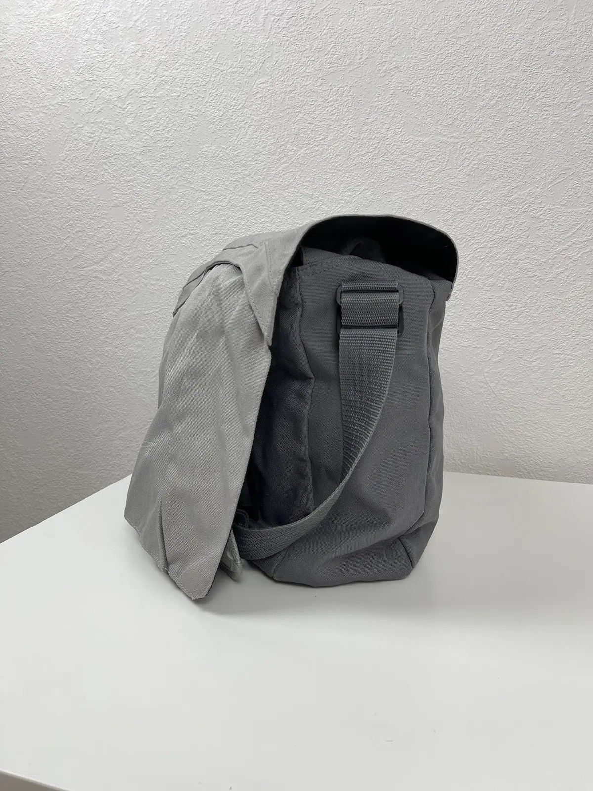 Nike Vintage Y2k Nike Messenger Bag Techwear Gorpcore Size ONE SIZE - 3 Thumbnail