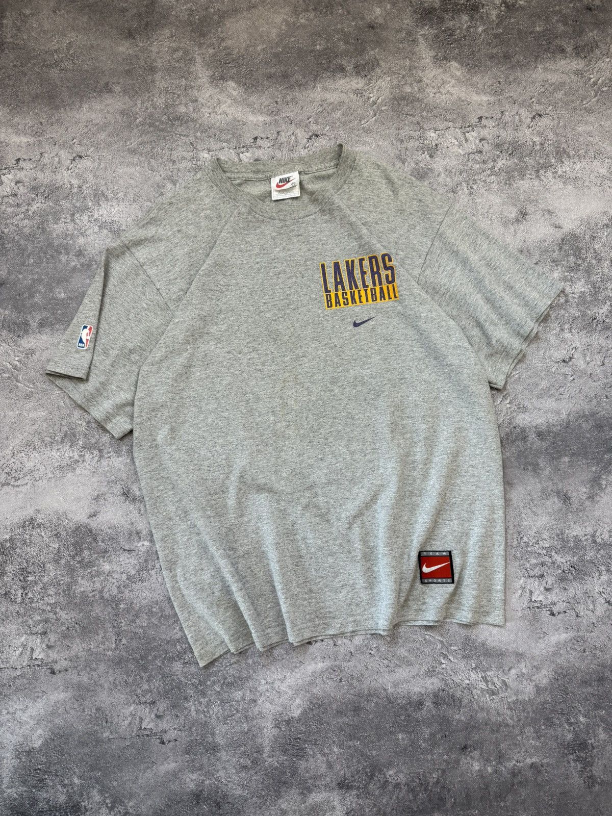 Nike Vintage 90s Nike Lakers NBA Basketball T-Shirt Y2K Rare Tee Size US M / EU 48-50 / 2 - 3 Thumbnail