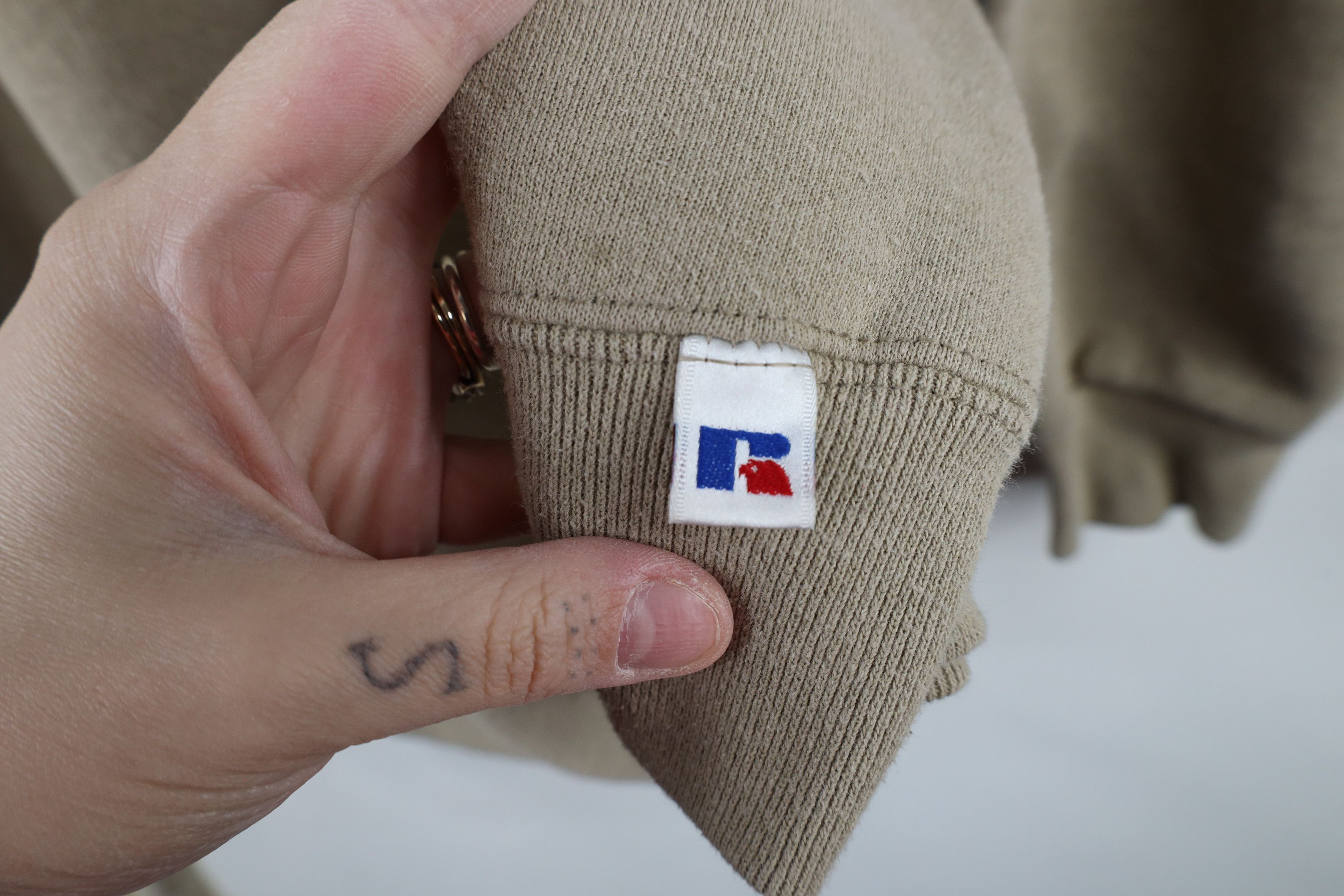 Russell Athletic × Vintage Vintage 90s Russell Athletic Blank Crewneck Sweatshirt Beige Size US XL / EU 56 / 4 - 4 Thumbnail