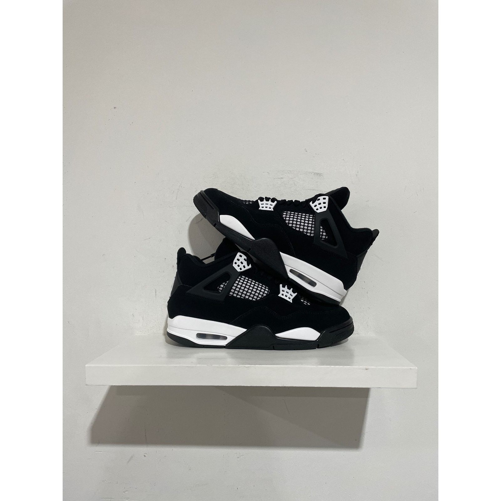 Nike NIKE JORDAN 4 WHITE THUNDER SIZE 8.5 PREOWNED Size US 8.5 / EU 41-42 - 1 Thumbnail