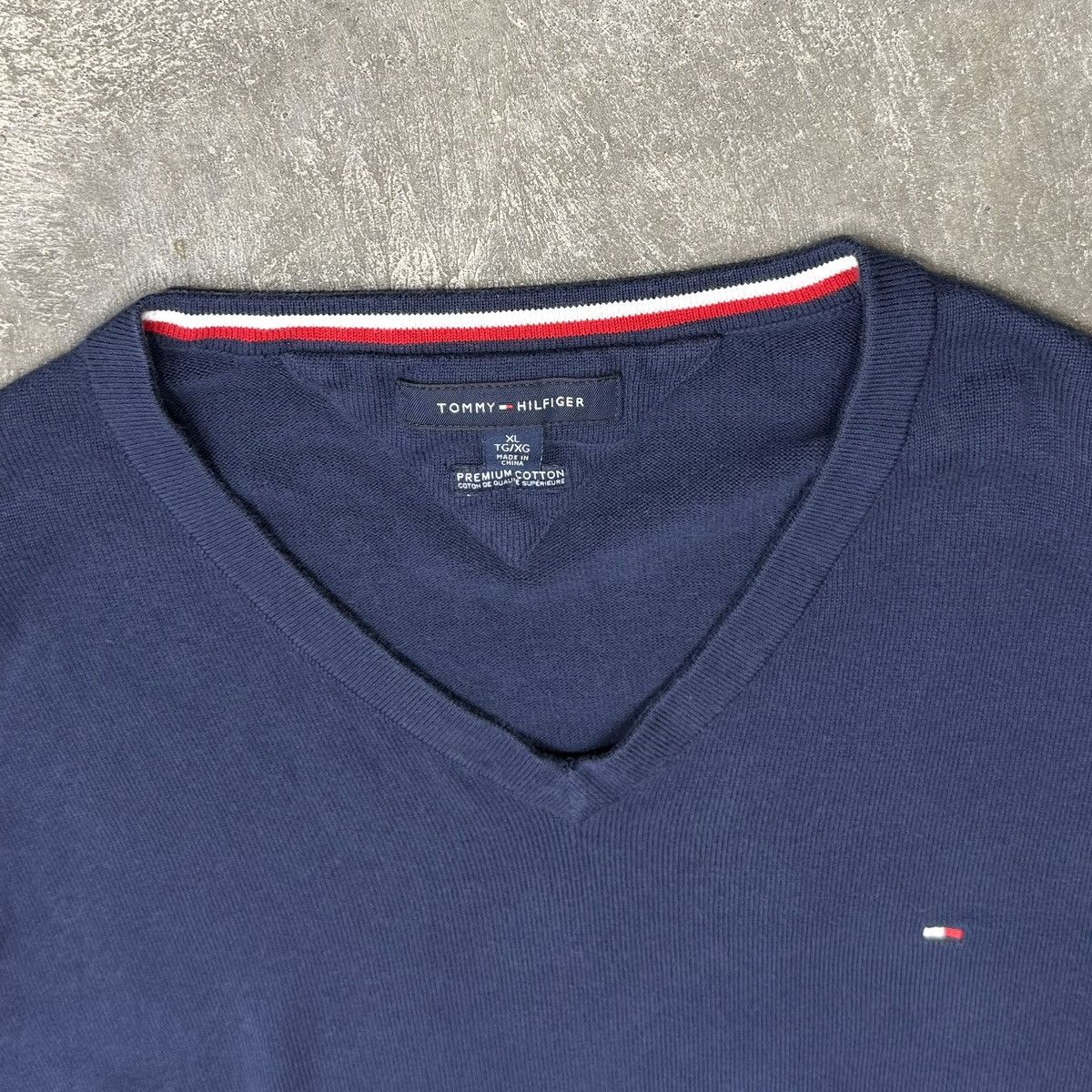Tommy Hilfiger Tommy Hilfiger Navy V-Neck Knit Sweater Flag Logo Classic Size US XL / EU 56 / 4 - 3 Thumbnail