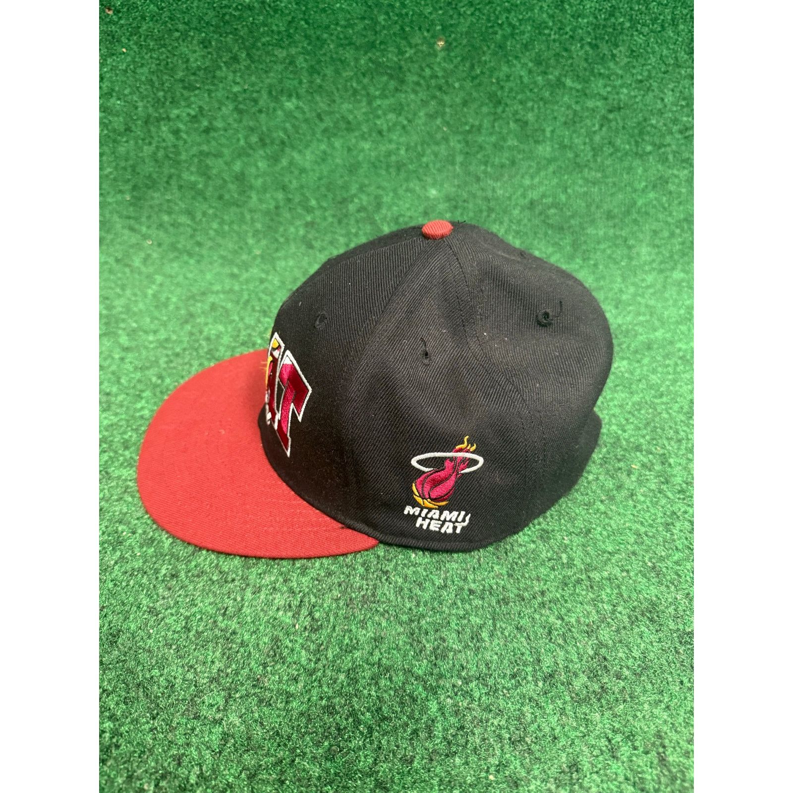 47 Miami Heat Black and Red SnapBack Mitchell & Ness OSFA Size ONE SIZE - 2 Thumbnail