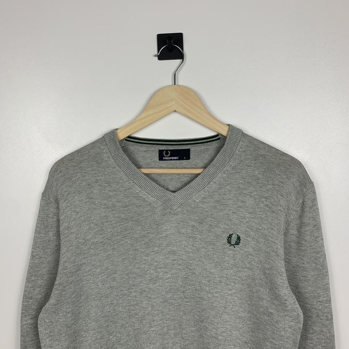 Fred Perry Fred Perry V-Neck Sweater luxury designer logo Size US S / EU 44-46 / 1 - 2 Thumbnail