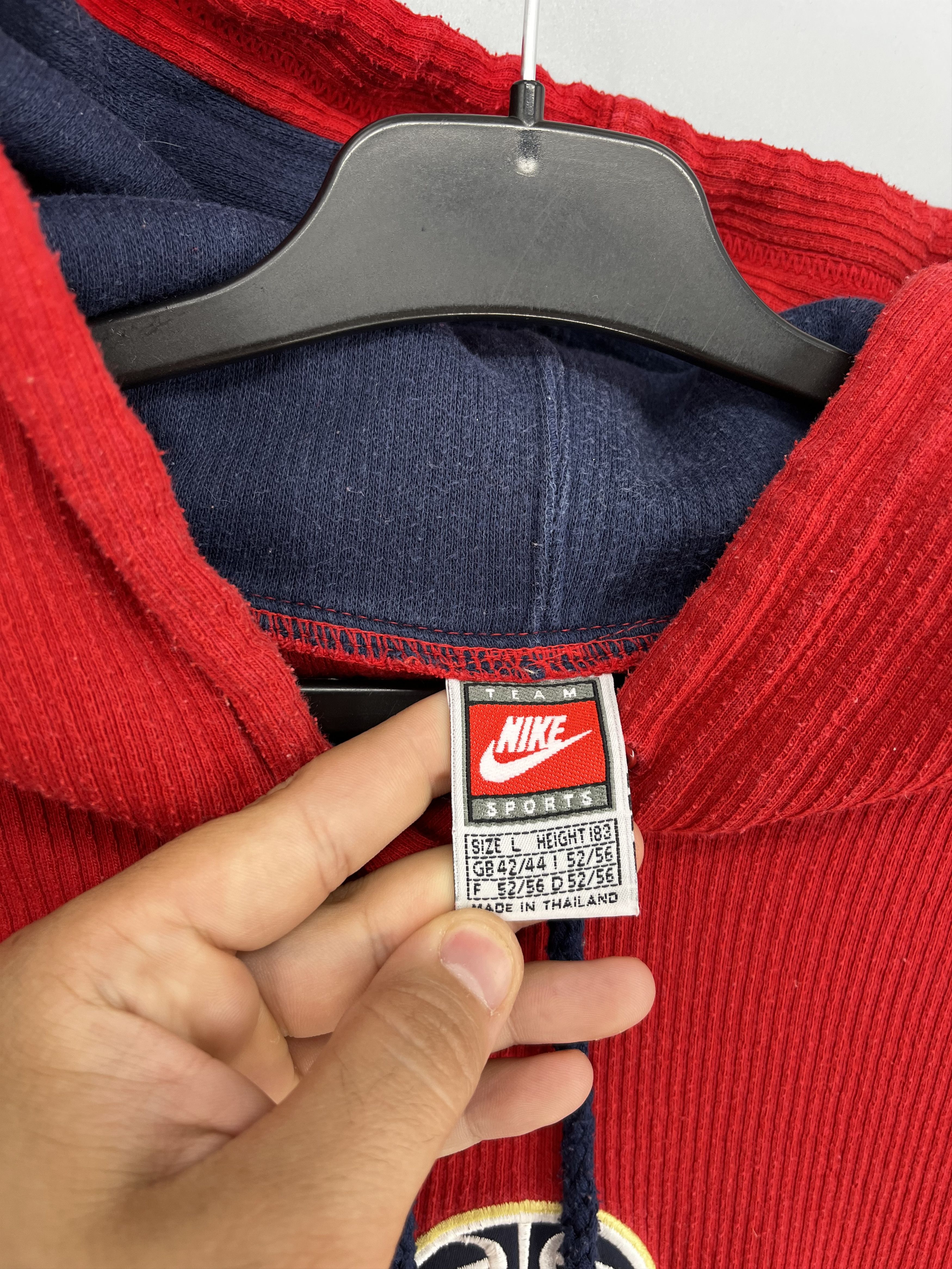 Nike Rare Vintage Nike Hoodie – Essential 2000s Streetwear (L) Size US L / EU 52-54 / 3 - 10 Thumbnail