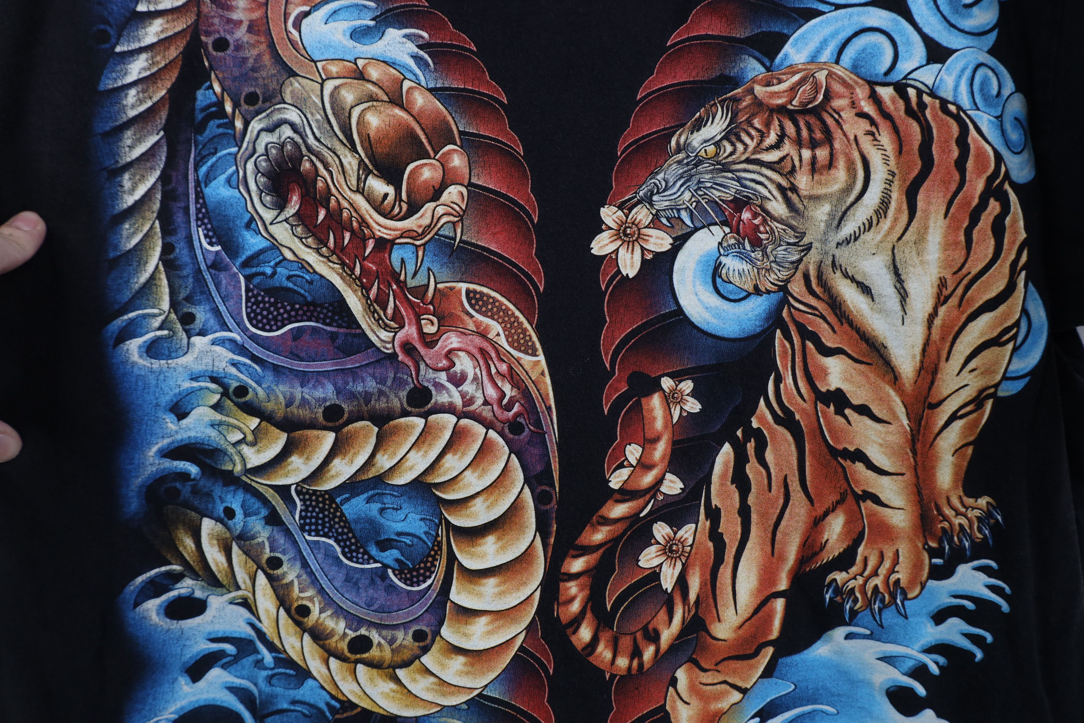 Vintage Vintage Y2K Streetwear Hawaii Tribal Dragon Tiger T-Shirt Size US L / EU 52-54 / 3 - 12 Thumbnail