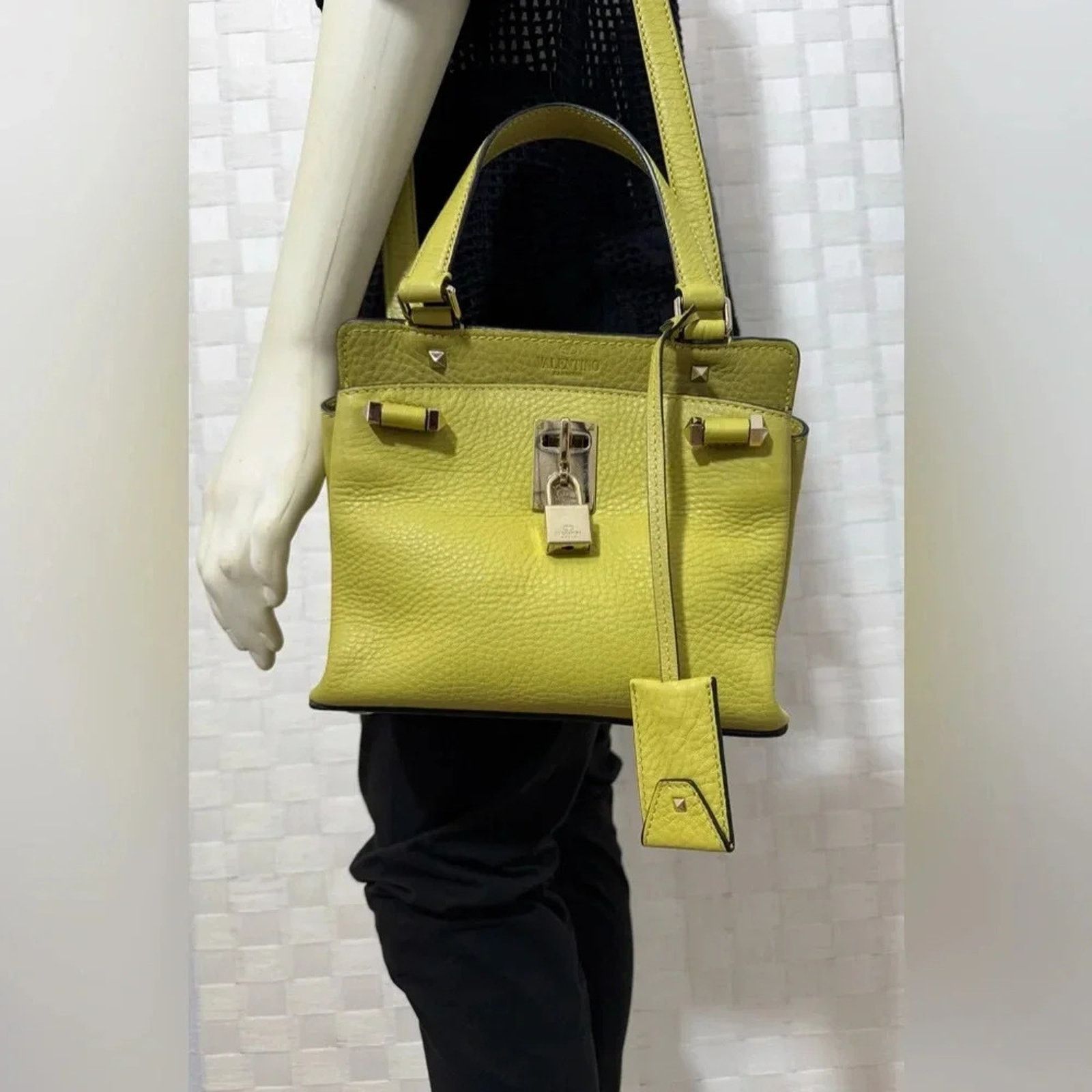 Valentino EUC Valentino Garavani Pebbled Leather 2-way bag in Green Size ONE SIZE - 1 Thumbnail