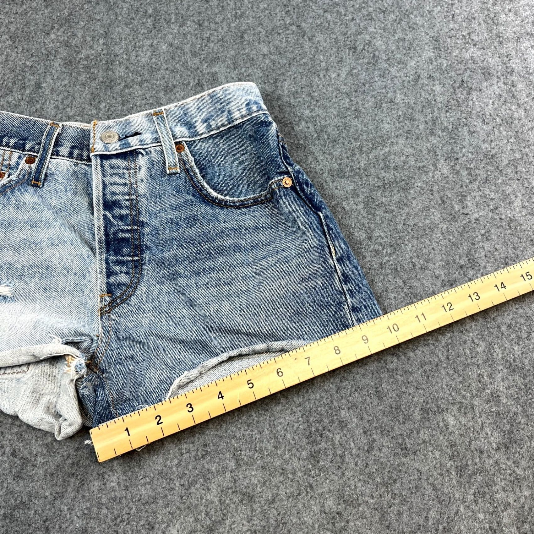 Levi's Levi's Womens Denim Shorts Hot Pants W24 UK 4 2 Tone Blue Cut Offs Premium E Denim Shorts Womens Regular 24in Blue 4/Levis Women Medium Wash 2 Tone? Size 27" / US 4 / IT 40 - 4 Thumbnail