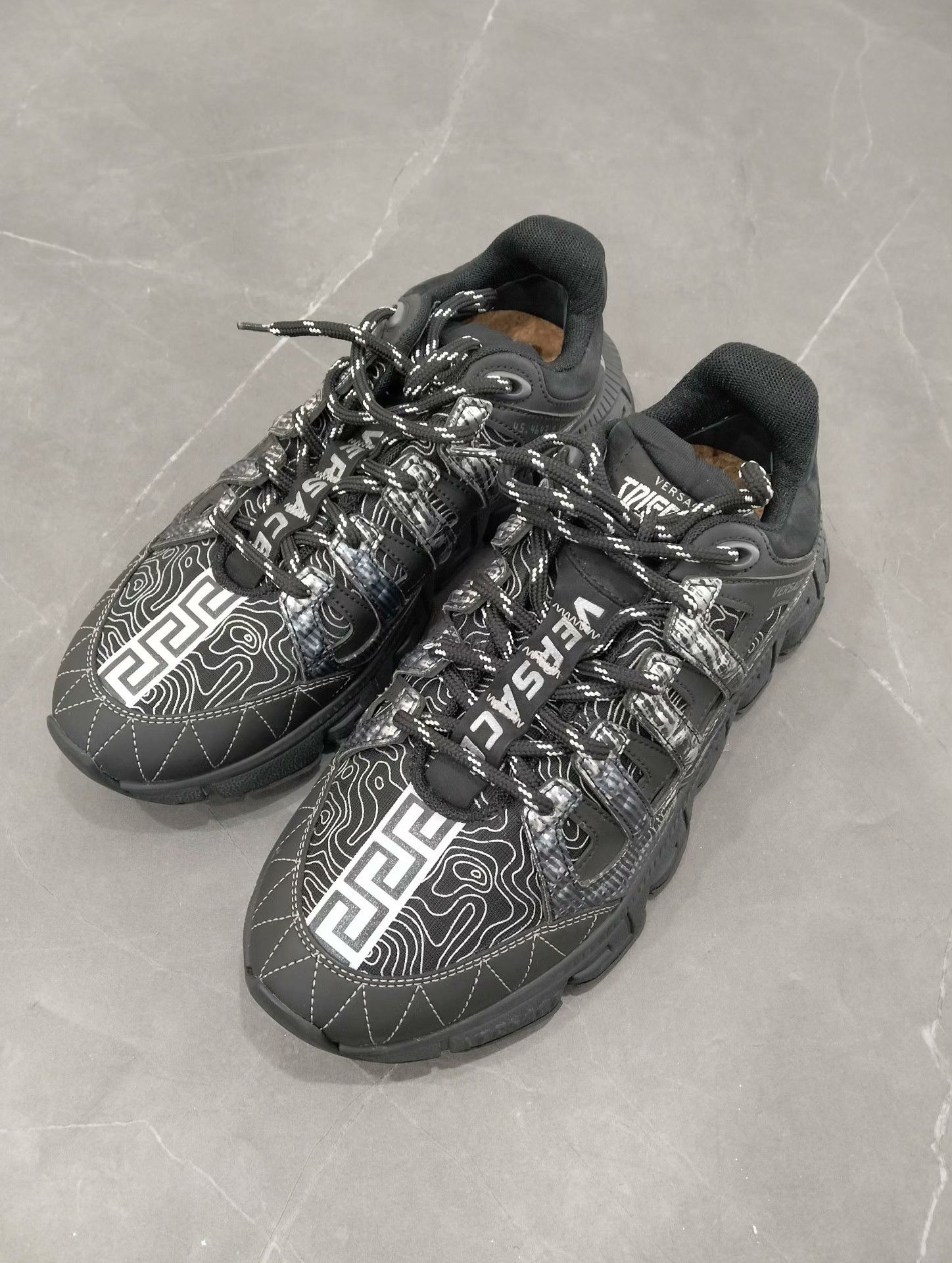 Versace Versace Lowtop Sneakers 40 Men Size US 7.5 / EU 40-41 - 1 Thumbnail