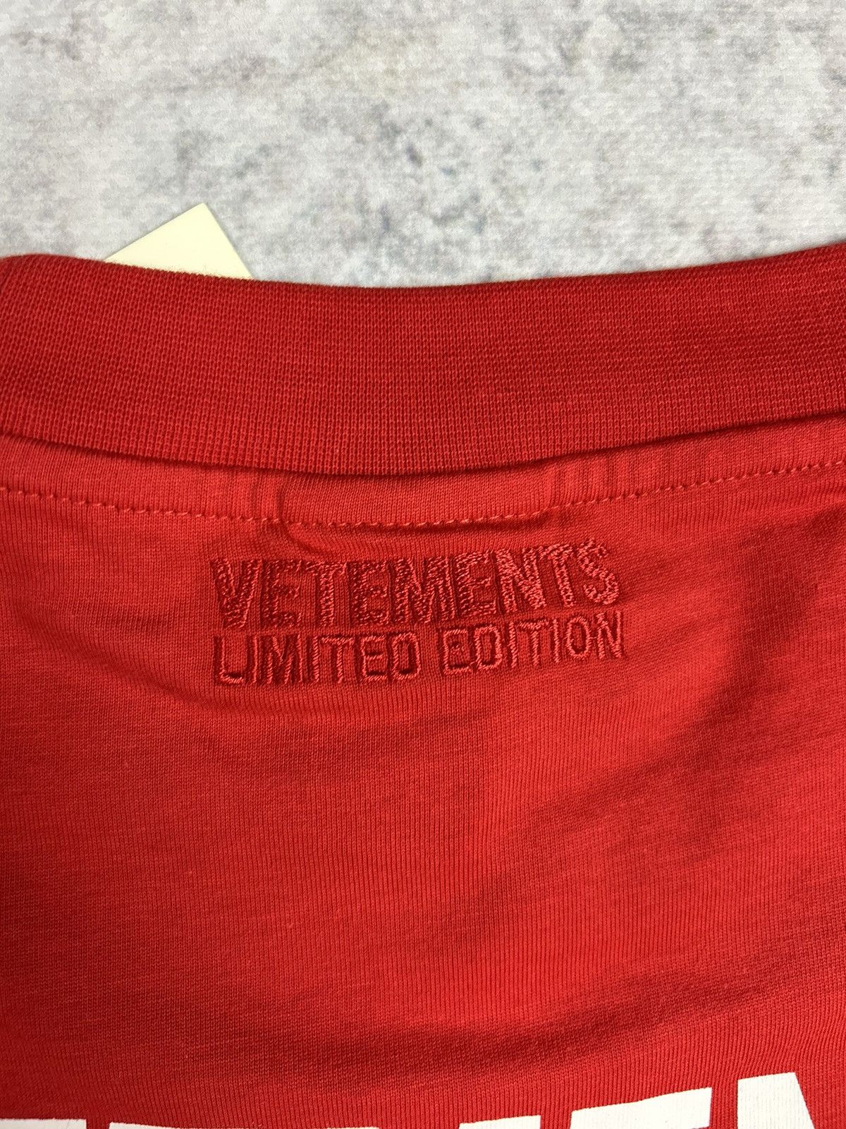 Vetements Vetements ‘Vetements Translation’ T-shirt Red S Size US S / EU 44-46 / 1 - 6 Thumbnail