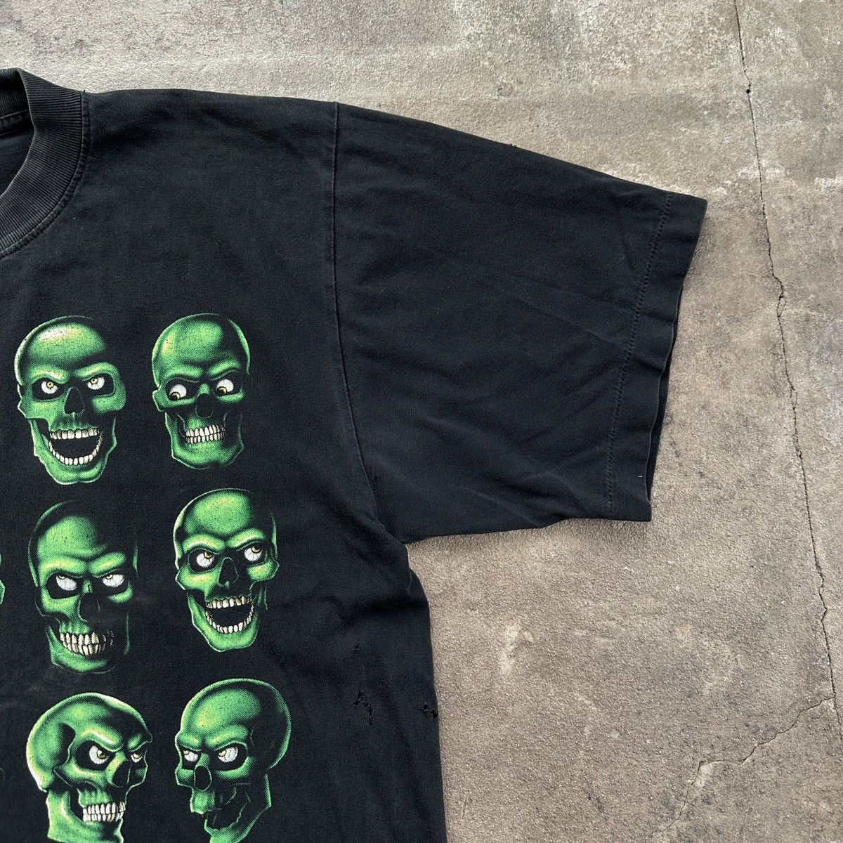 Vintage Vintage 00’s Green Skulls Distressed T-shirt Size US L / EU 52-54 / 3 - 5 Thumbnail