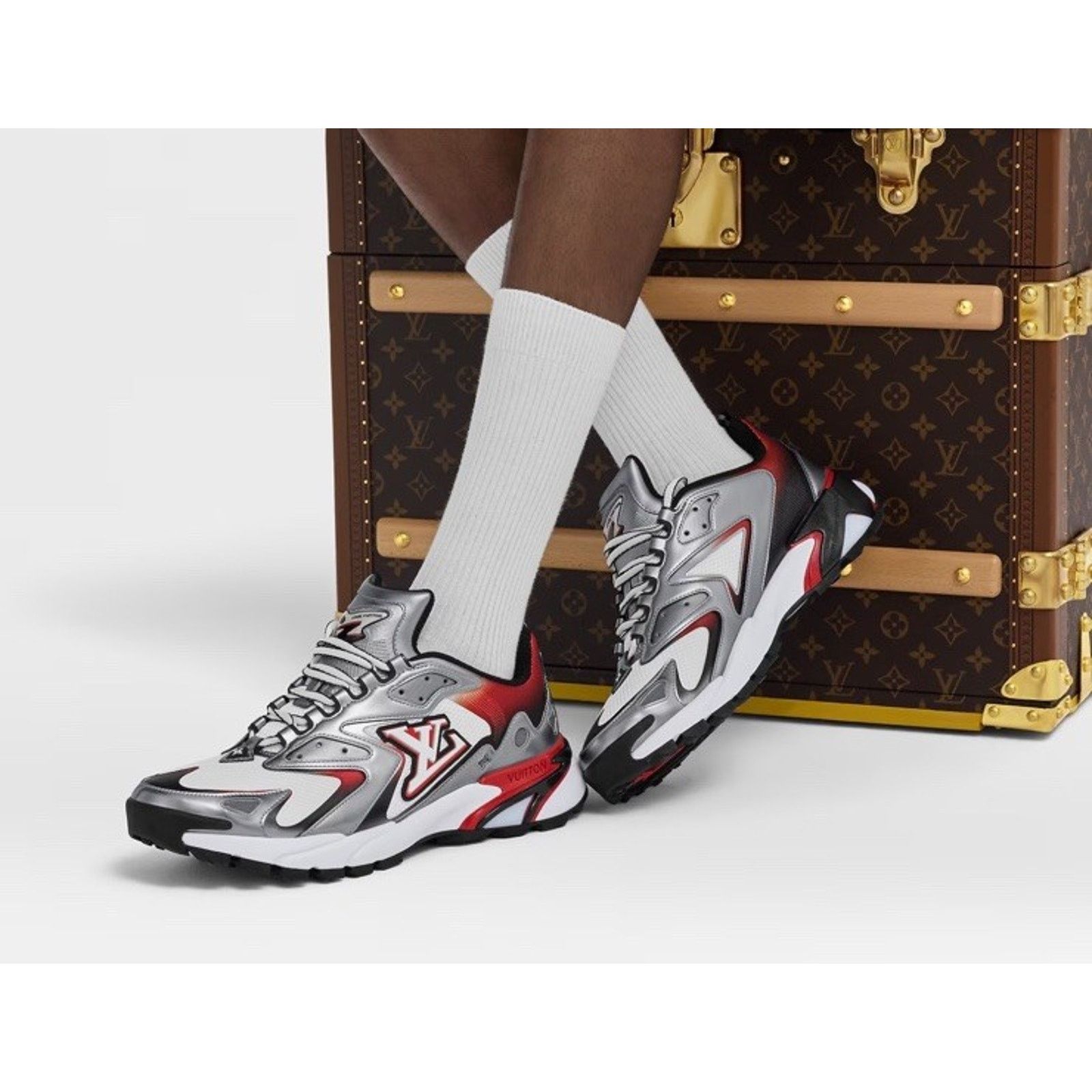 Louis Vuitton Size 6LV/7US - Louis Vuitton Runner Tatic Silver Size US 7 / EU 40 - 11 Thumbnail