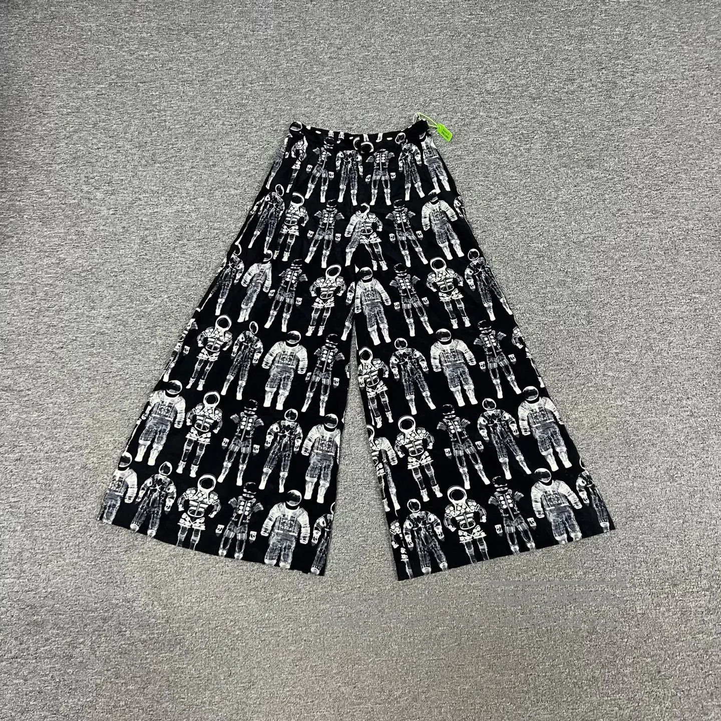 Chanel Chanel size 34 Stylish robot-inspired silk wide-leg pants a Size 26" / US 2 / IT 38 - 2 Thumbnail