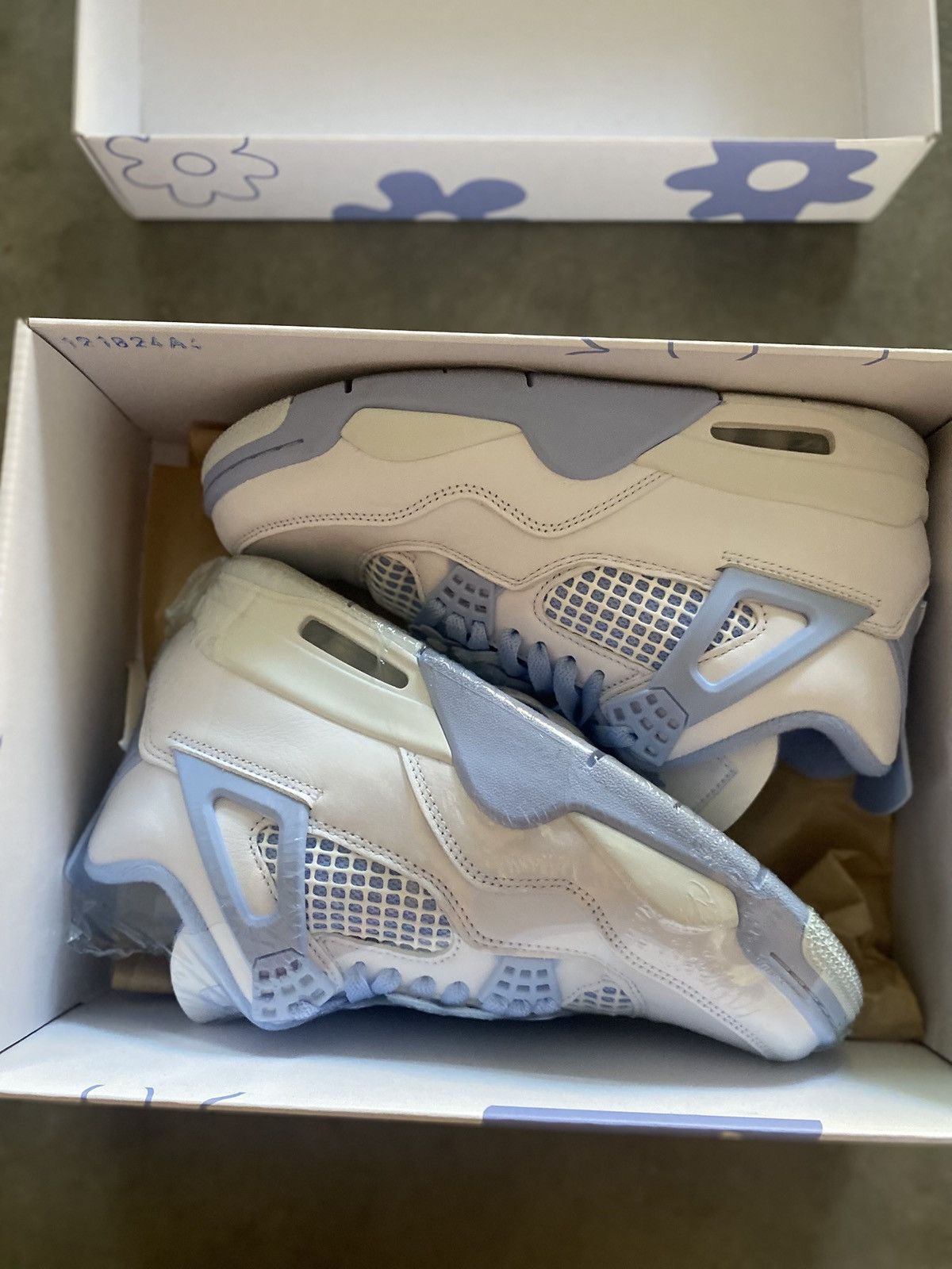 Jordan Brand 8W Jordan 4 Forget Me Not Size US 8 / EU 41 - 1 Thumbnail