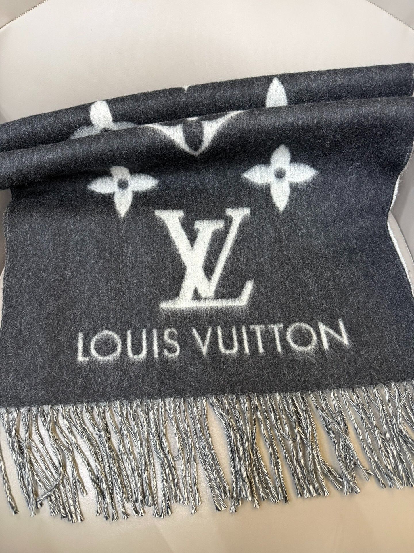 Louis Vuitton Louis Vuitton Monogram Cashmere Scarf Size ONE SIZE - 1 Thumbnail
