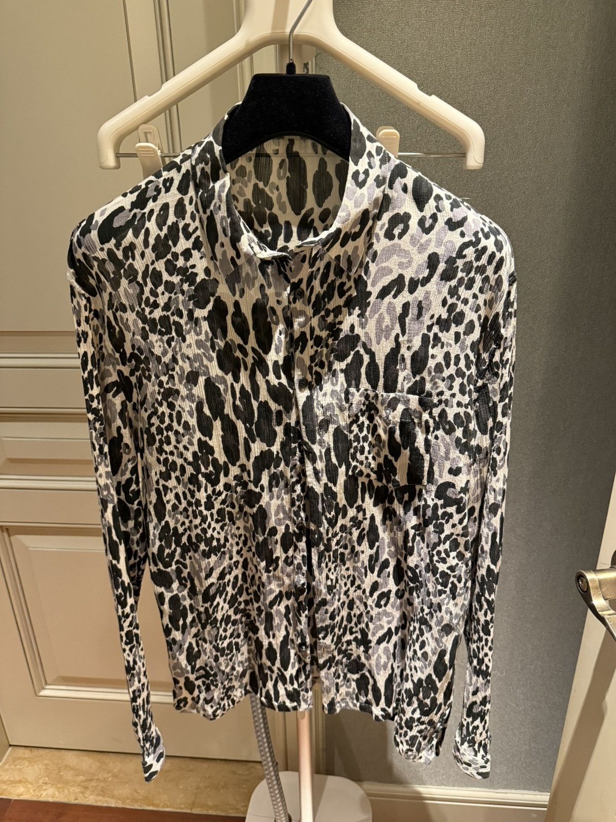 Saint Laurent Paris Snow leopard print crepe shirt size 40 Size US M / EU 48-50 / 2 - 5 Thumbnail