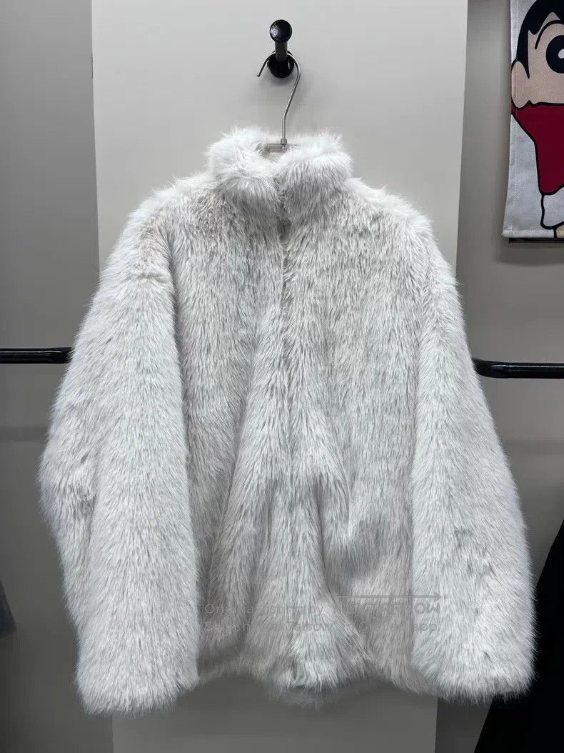 Balenciaga Balenciaga White Back Logo Faux Fur Jacket Size XXS / US 00 / IT 34 - 1 Thumbnail