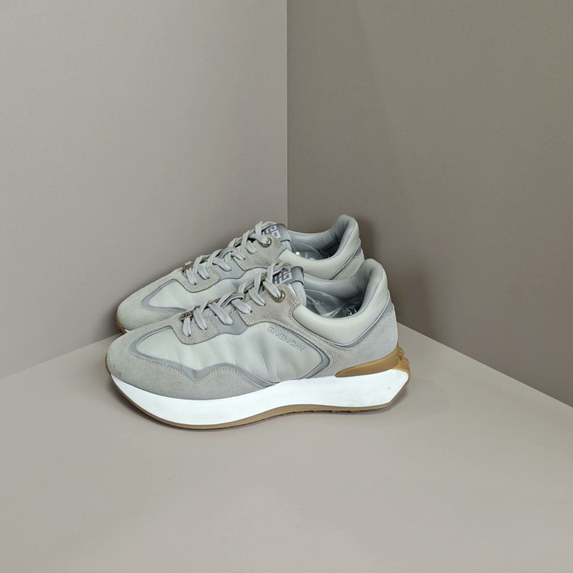 Givenchy Givenchy Casual Lowtop Sneakers 8 Men Size US 8 / EU 41 - 1 Thumbnail