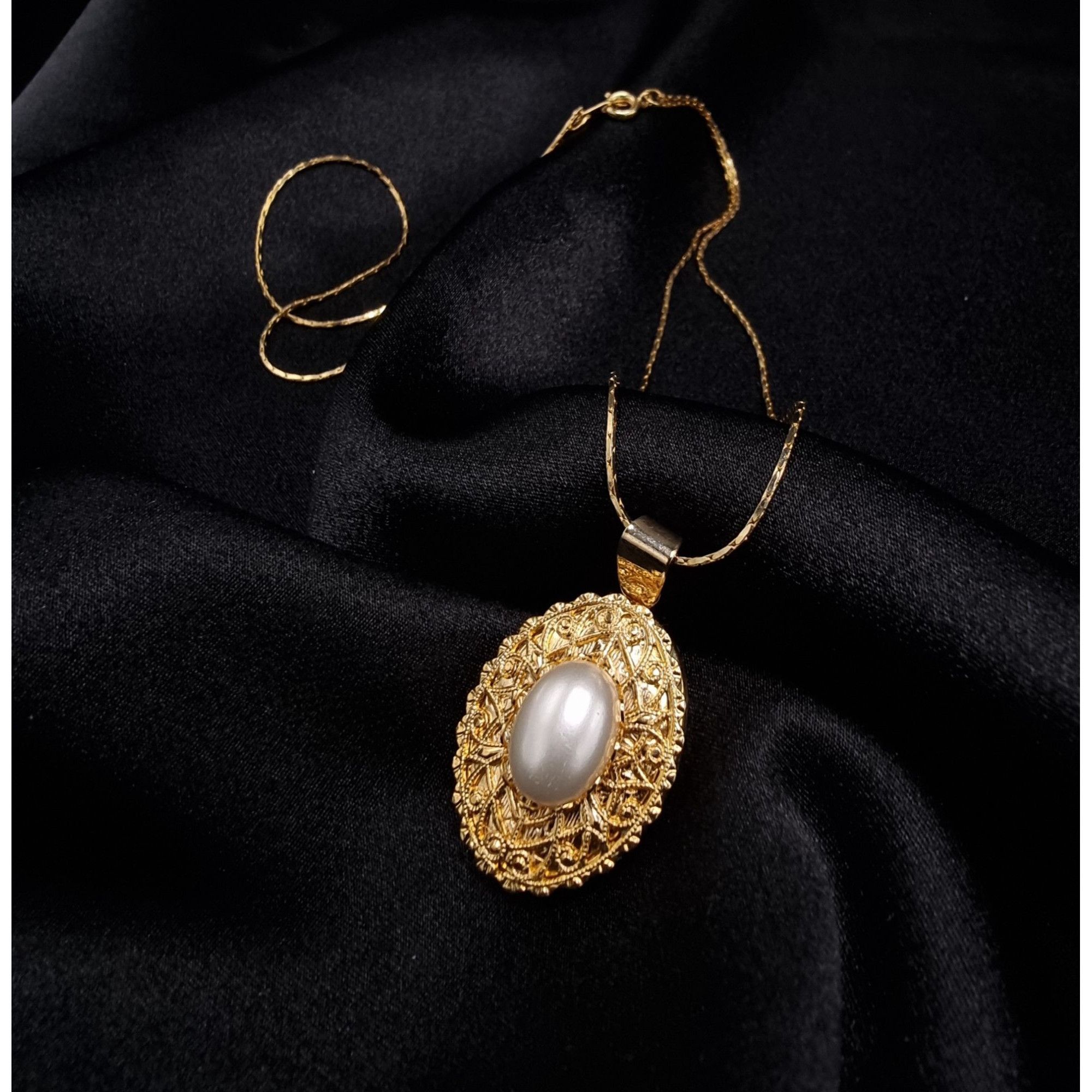 Vintage Vintage 1970's-1980's Oval Goldtone Locket Necklace With Fau Size ONE SIZE - 1 Thumbnail