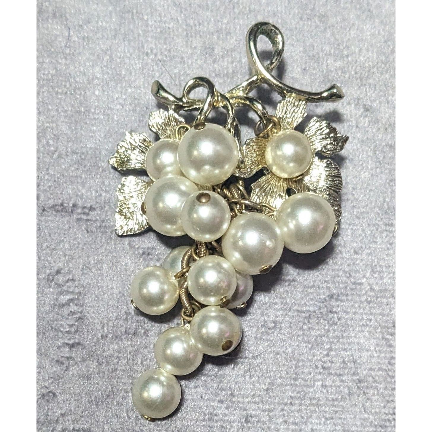 Other Vintage Glam Grape Bunch Faux Pearl Light Gold Tone Brooch Size ONE SIZE - 4 Thumbnail