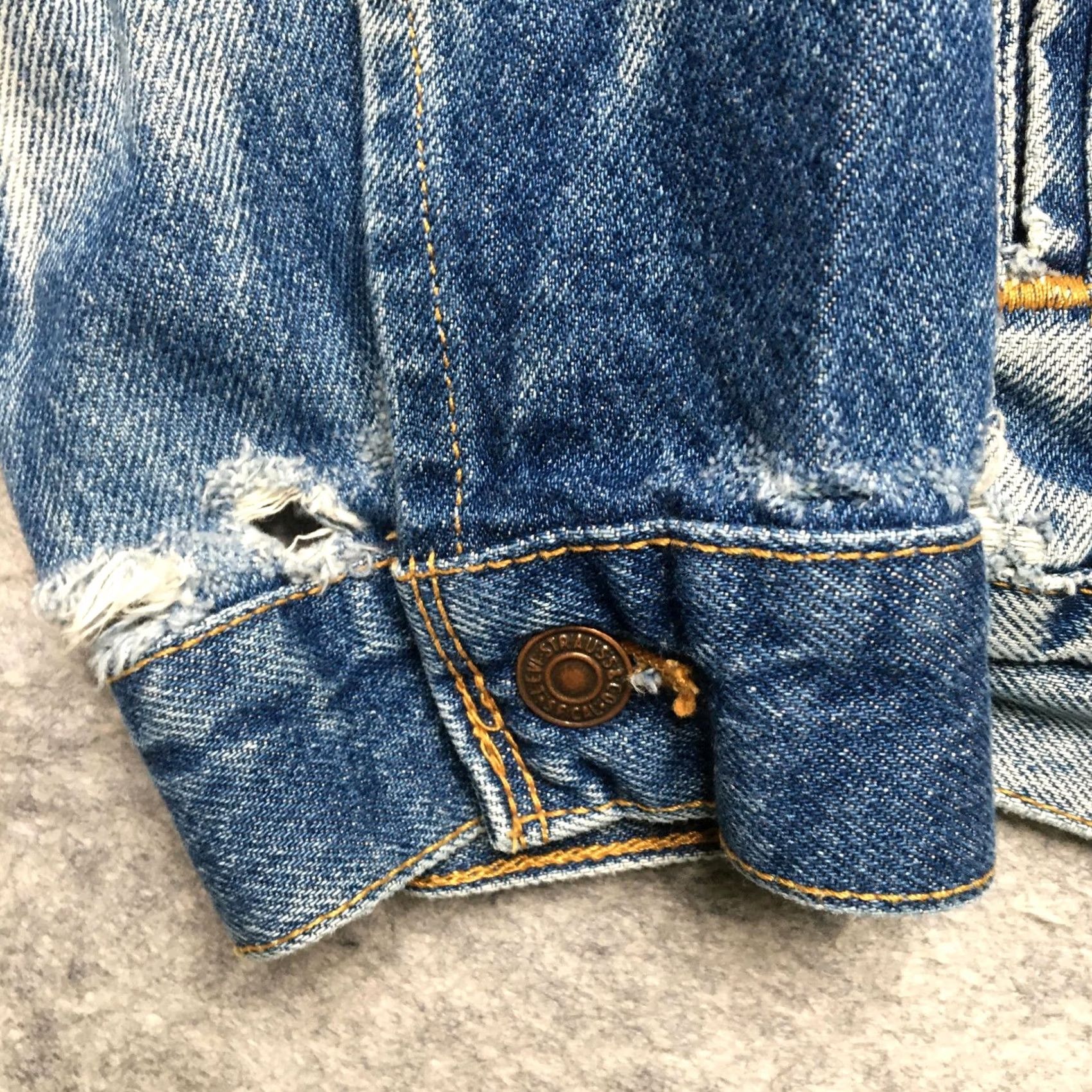 Levi's VINTAGE Levi's Jacket Mens XL Blue Denim Trucker Kona Hawaii Patch Distressed 90s Harley Biker Vintage Panama City Hawaii Patch Crew? Size US XL / EU 56 / 4 - 4 Thumbnail