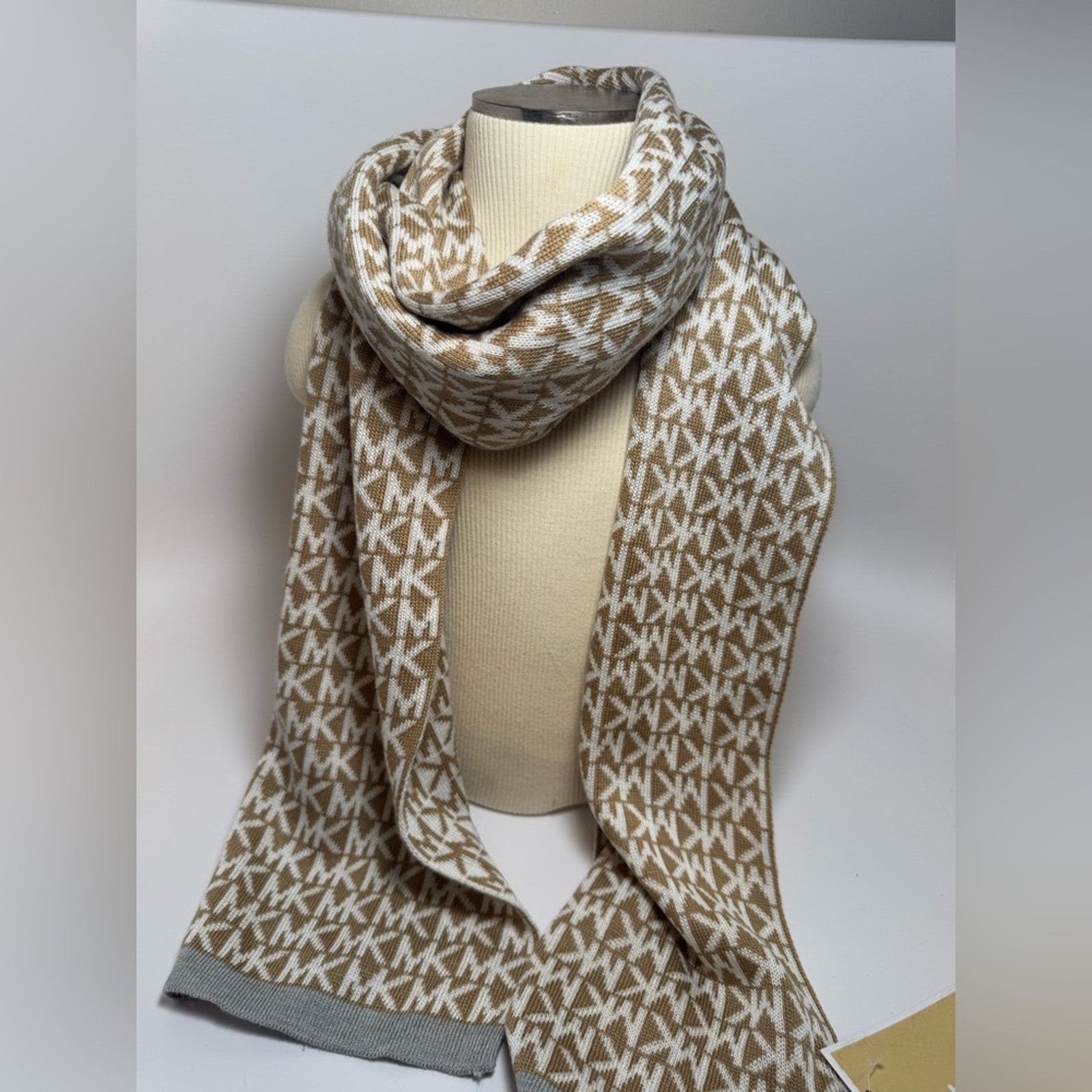 Michael Kors Michael Kors Winter Scarf Beige White Monogram MK Designer Size ONE SIZE - 2 Thumbnail