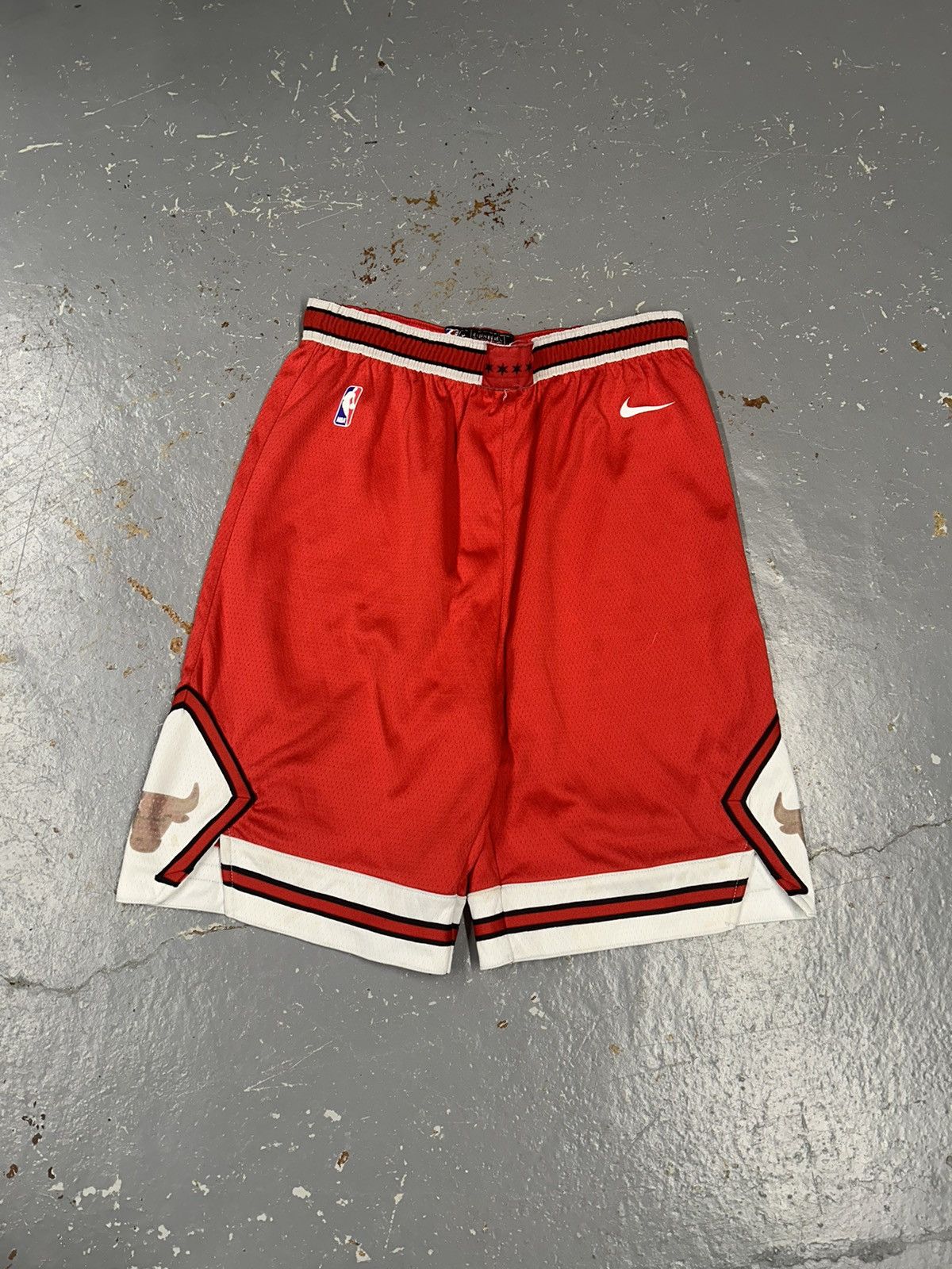 NBA × Nike × Vintage Crazy Vintage 90s Red Nike Chicago Bulls Basketball Shorts Size US 30 / EU 46 - 1 Thumbnail