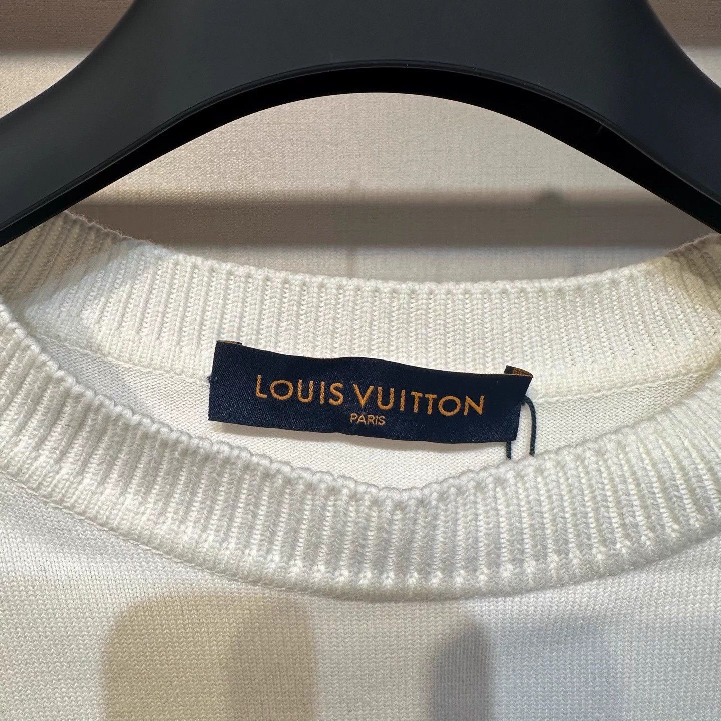 Louis Vuitton LV gray/white pin SS L new w/ tags Size US L / EU 52-54 / 3 - 3 Thumbnail